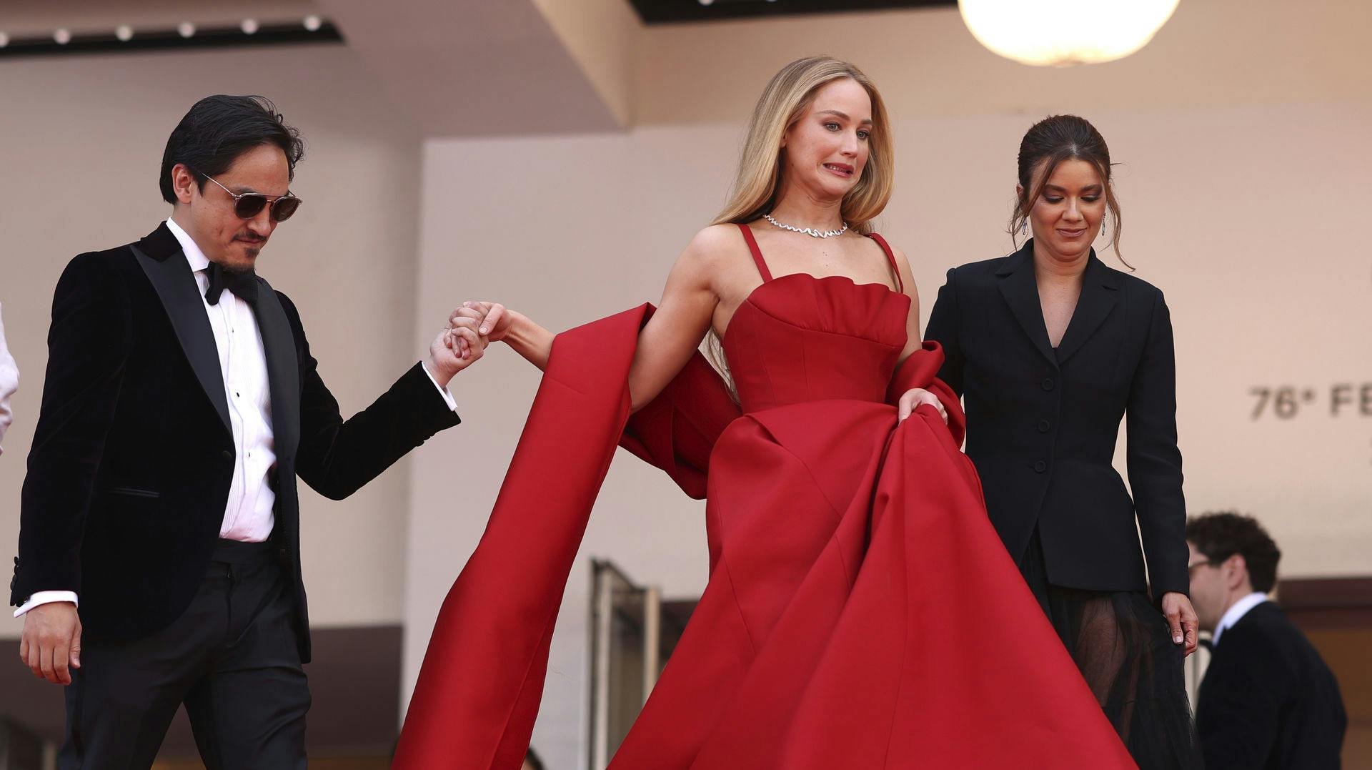 Jennifer Lawrence kæmper med kjolen og trapperne på Cannes.