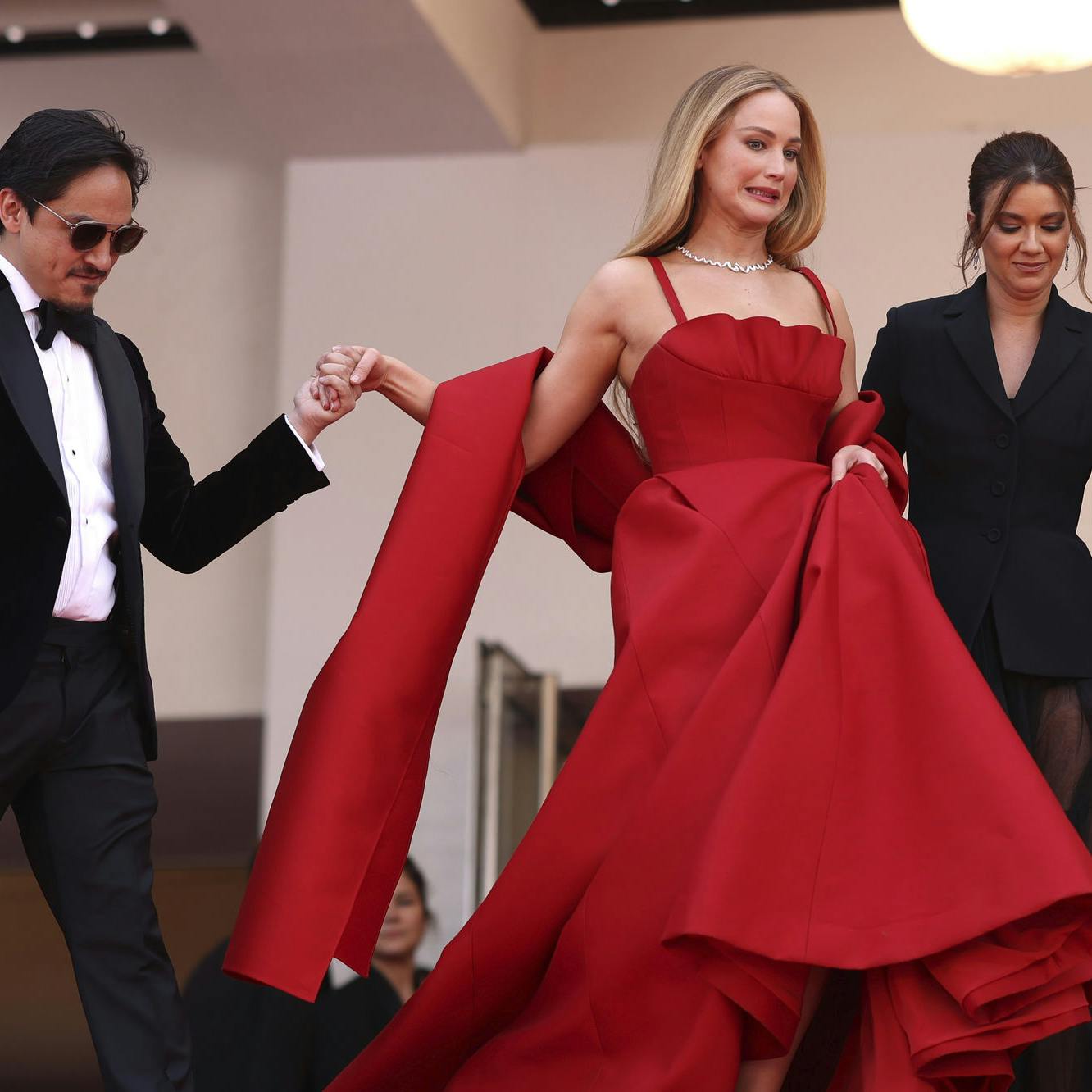 Jennifer Lawrence kæmper med kjolen og trapperne på Cannes.