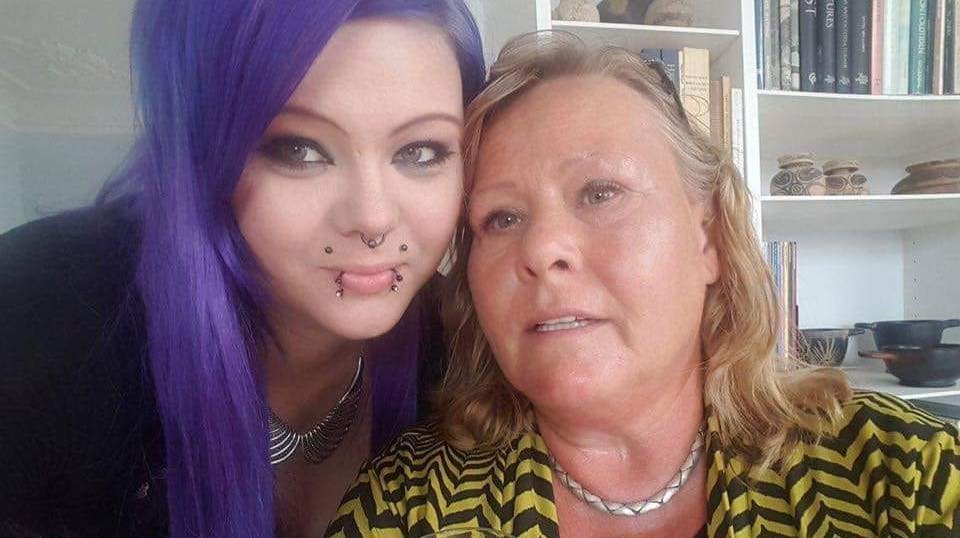 Efter hendes mors selvmord søger Tarja Maria nu efter folk, der kendte hendes mor Bettina Faber. 