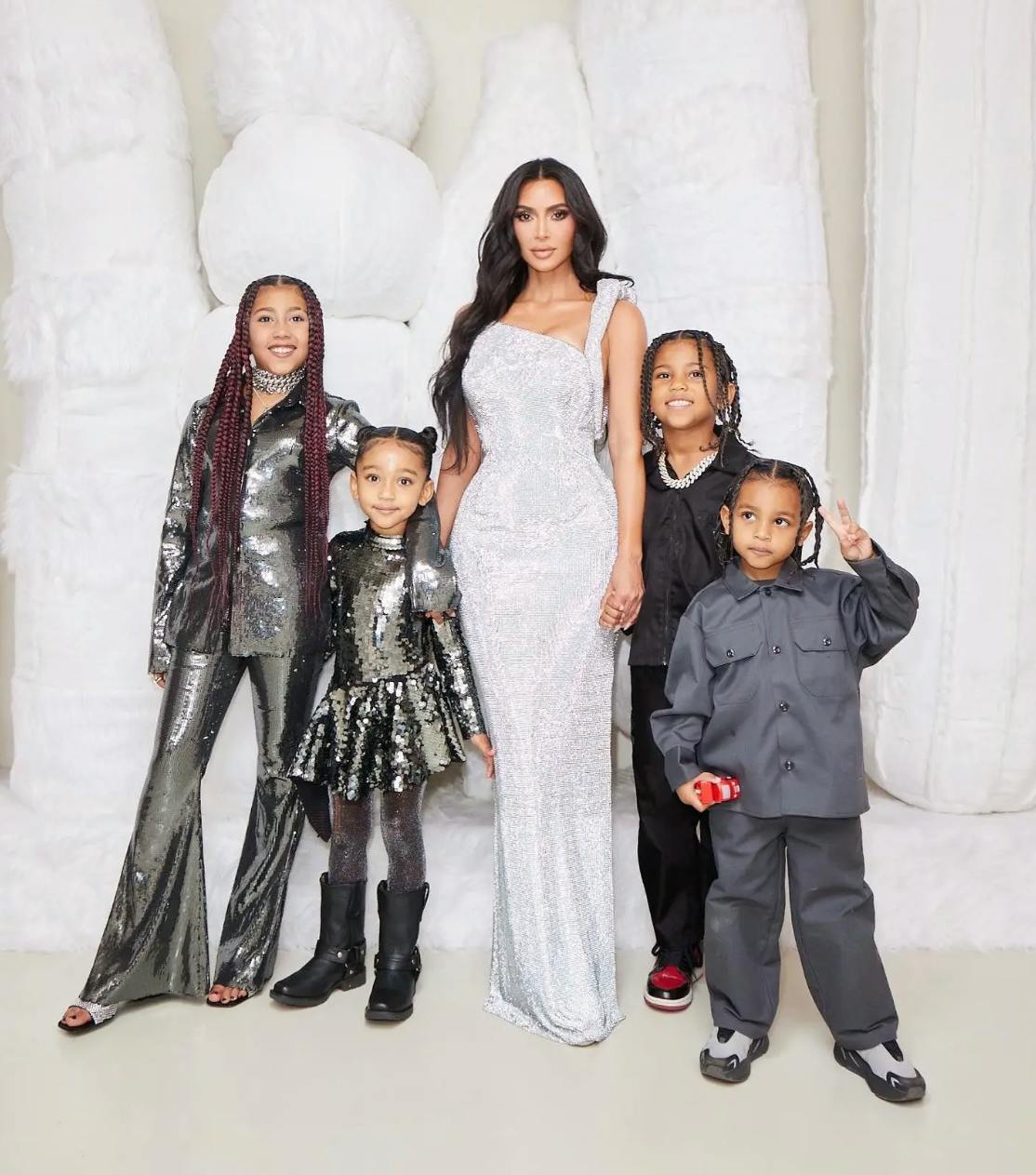 Kim Kardashian med sine fire børn.
