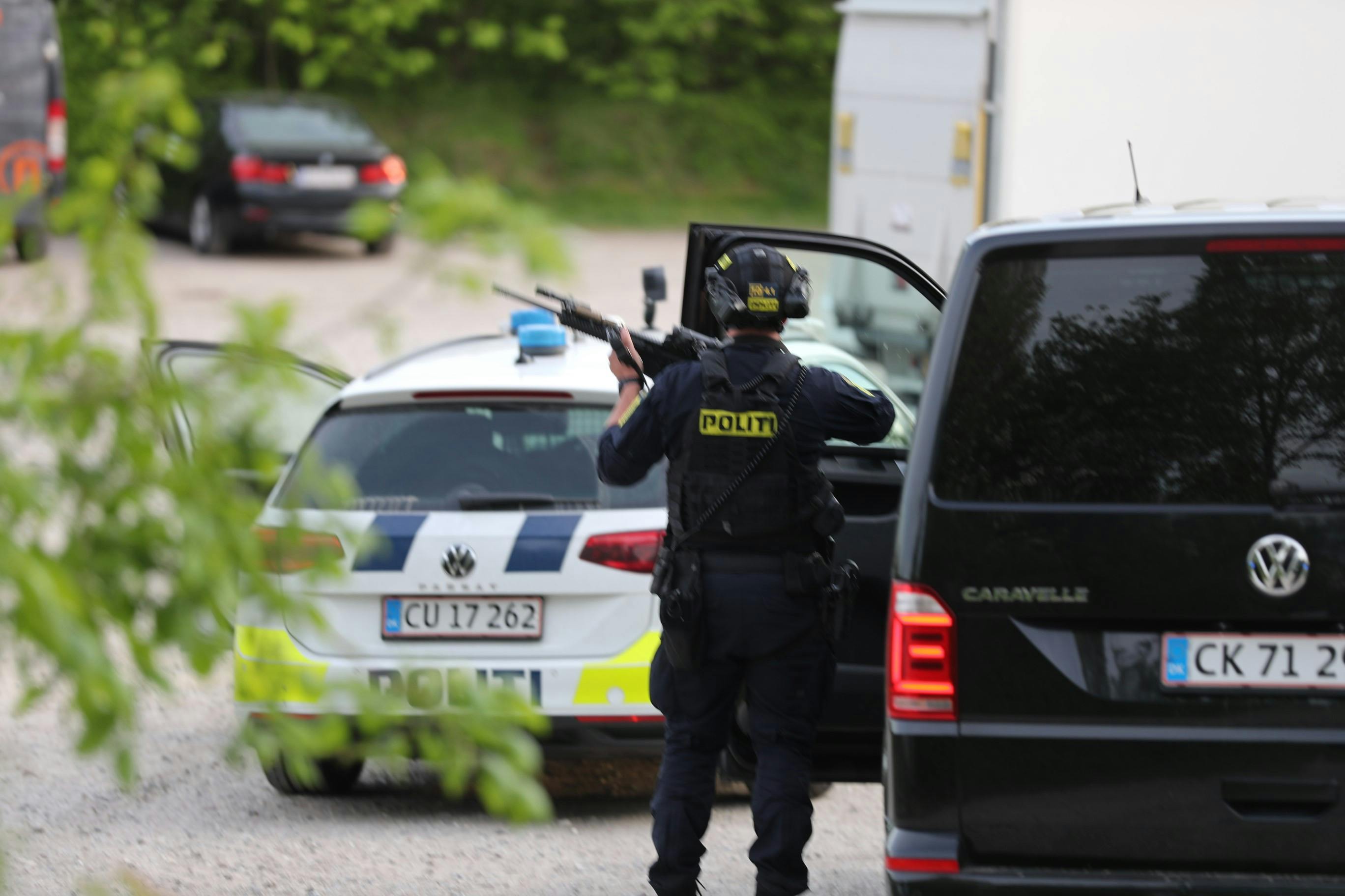 Politiet er tilstede med hundepatruljer, ligesom betjente står med rifler. 