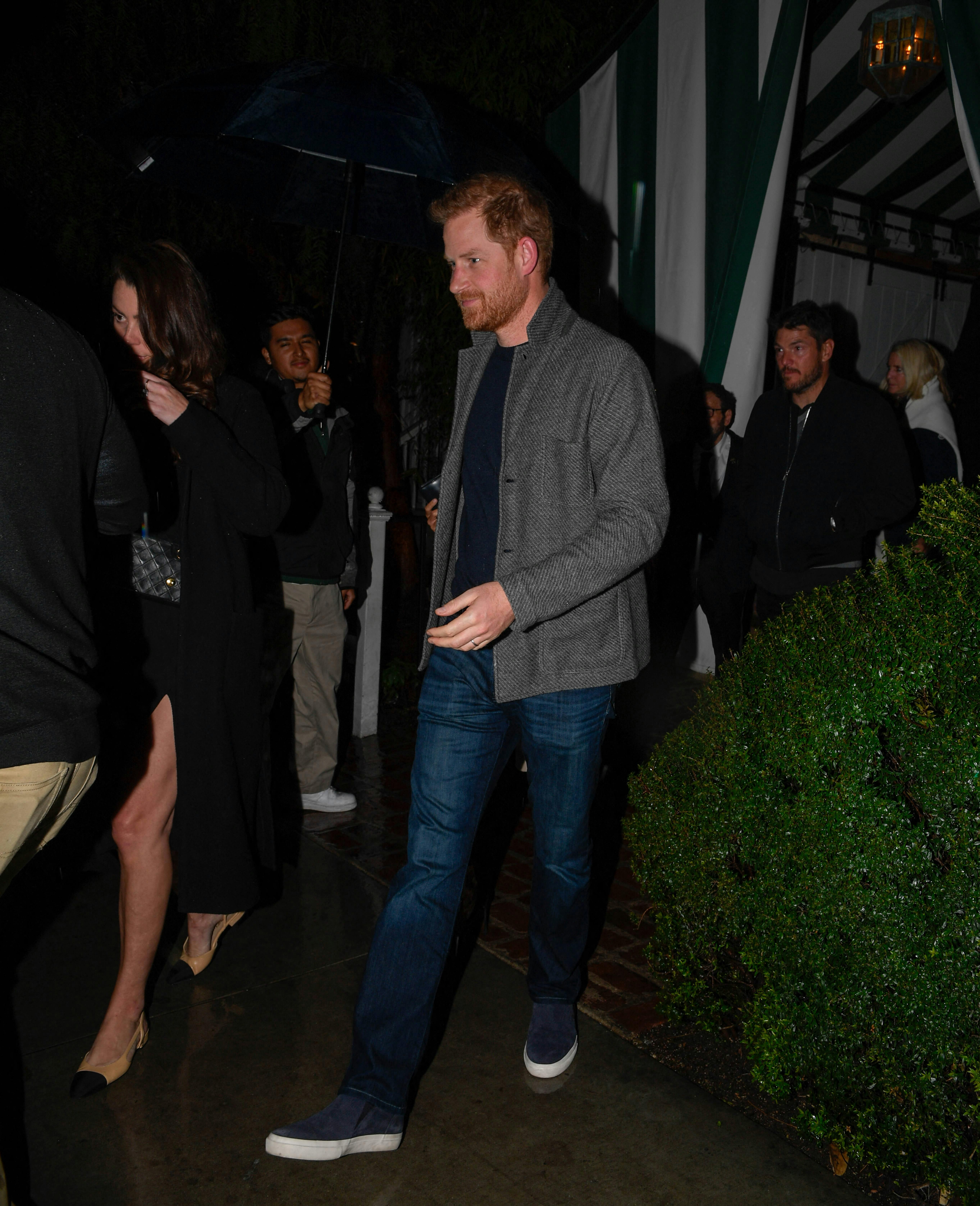 Prins Harry fotograferet ude foran kendisklubben San Vicente Bungalows, hvor han eftersigende flygter hen, når han har brug for lidt ro.
