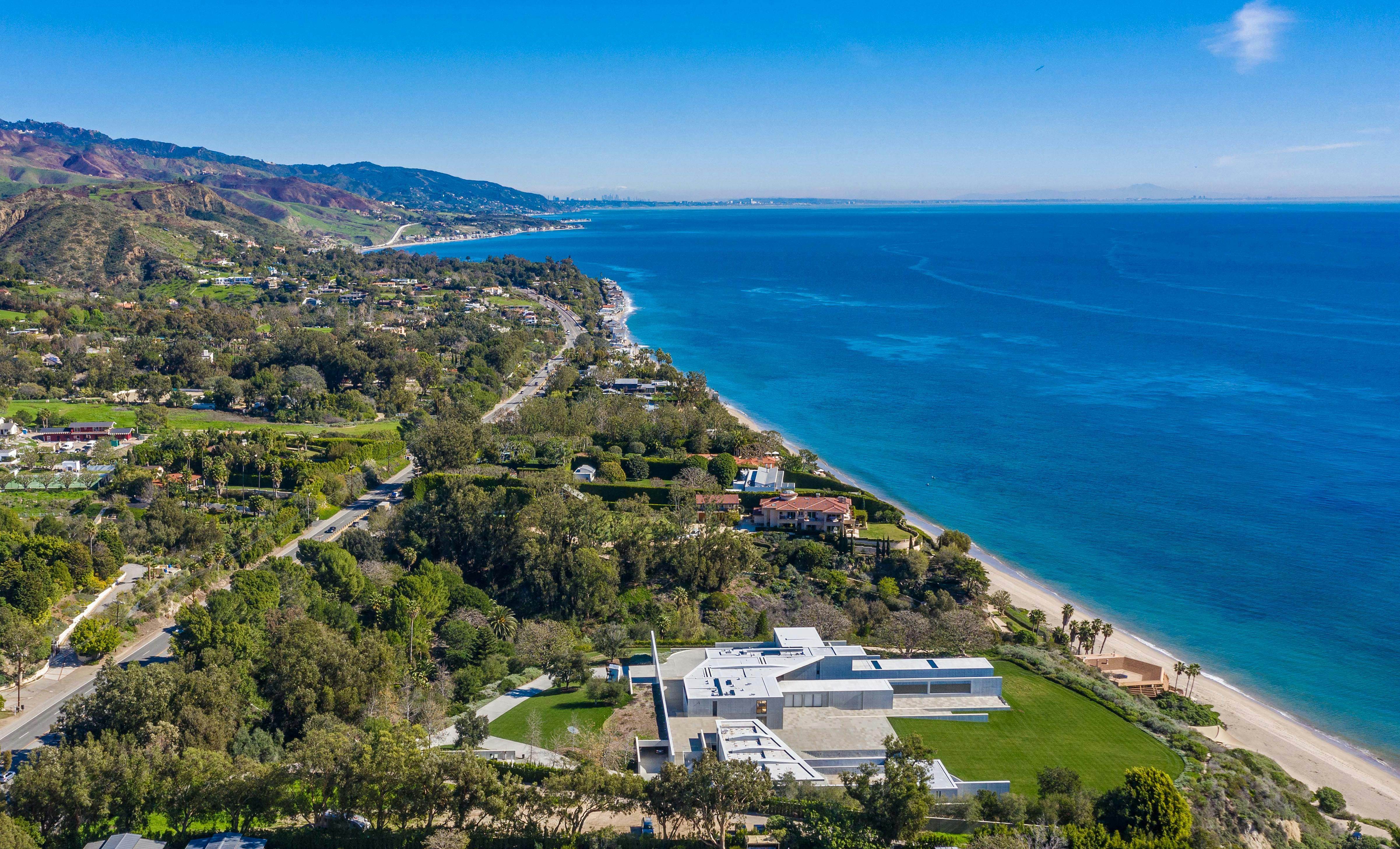 Naturligvis med en formidabel udsigt ud over Malibu.