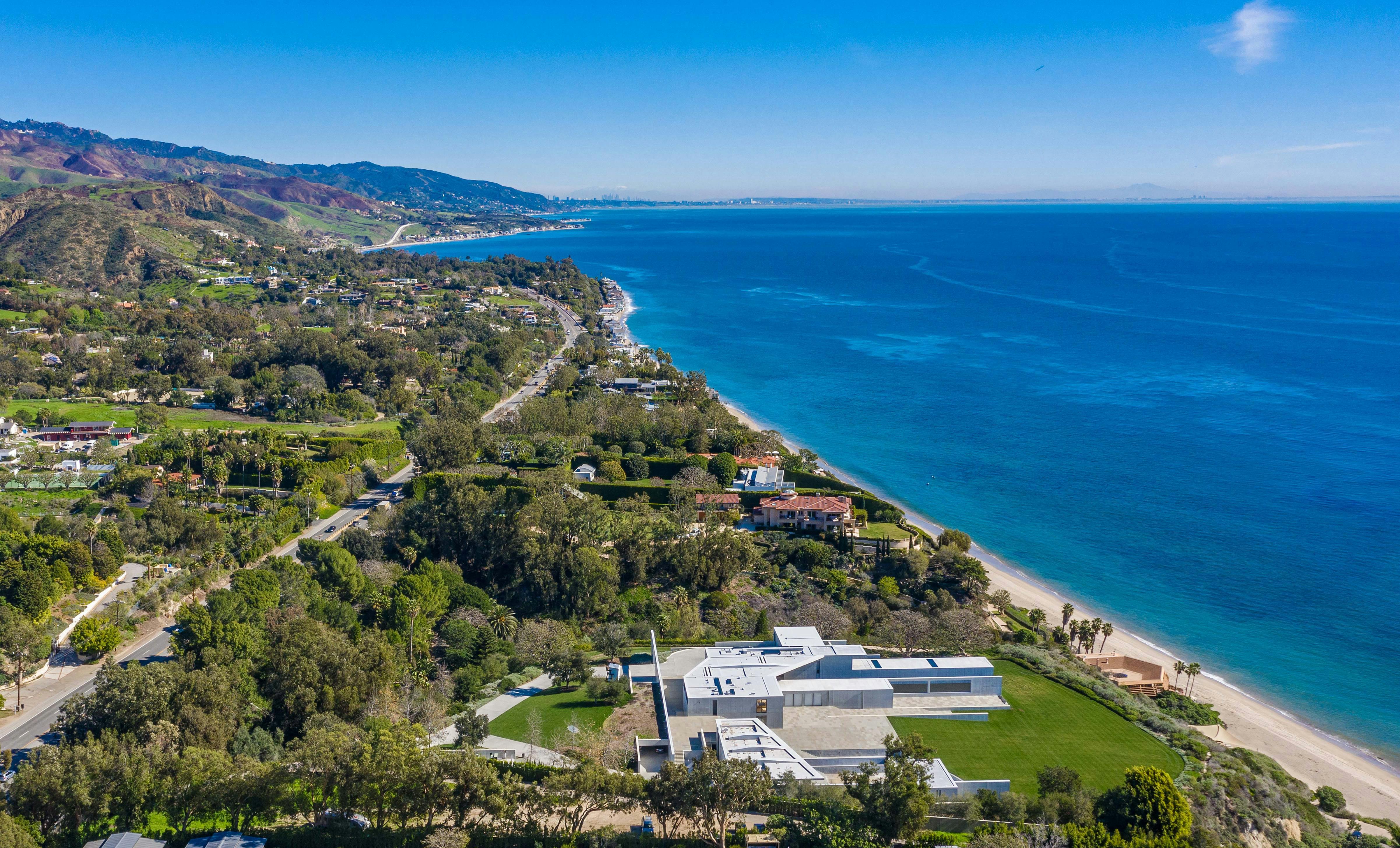 Naturligvis med en formidabel udsigt ud over Malibu.
