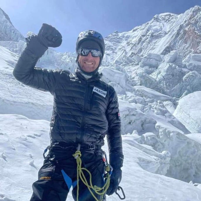 Jason Kennison, der nærved mistede førligheden i en ulykke, er død på toppen af Mount Everest.