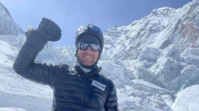 Jason Kennison, der nærved mistede førligheden i en ulykke, er død på toppen af Mount Everest.