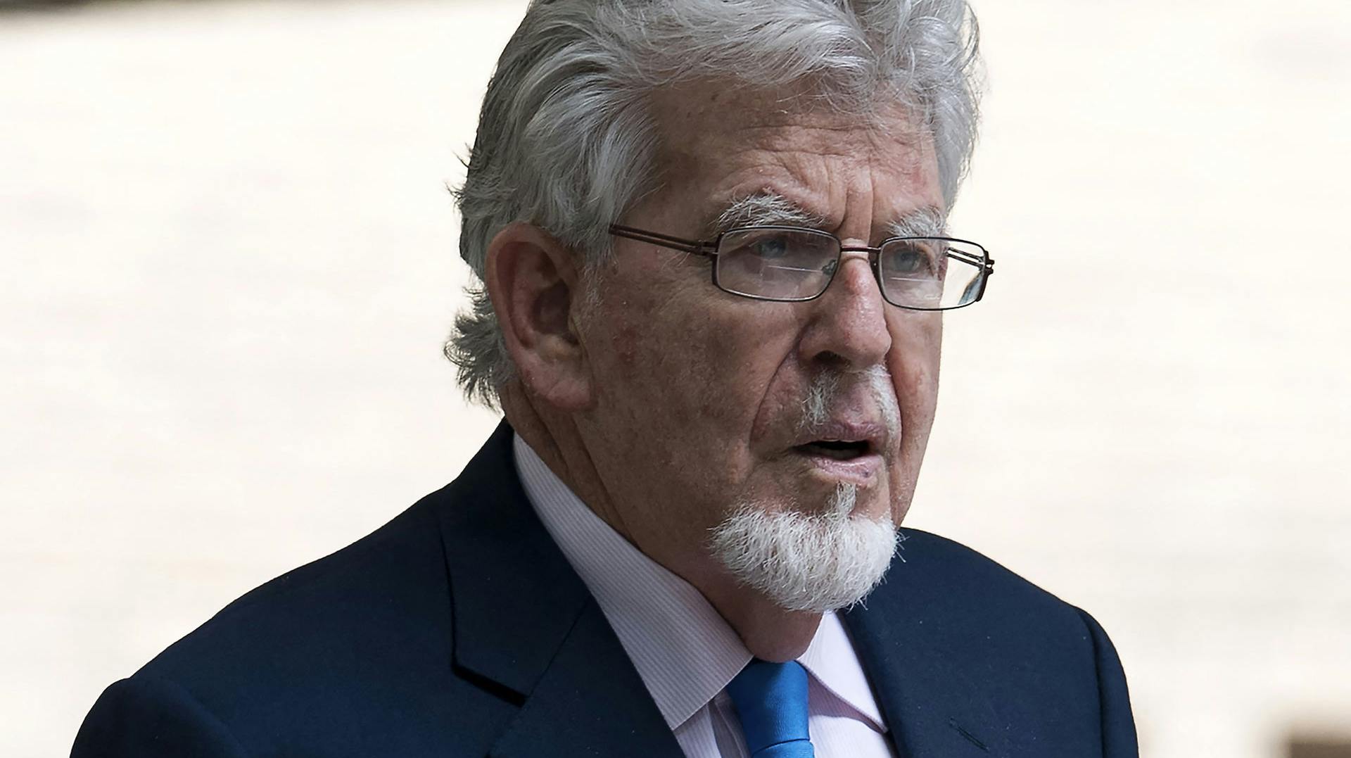 Rolf Harris er død i en alder af 93 år. Det melder Daily Mail om og samme medie skriver, at det skyldes halskræft.