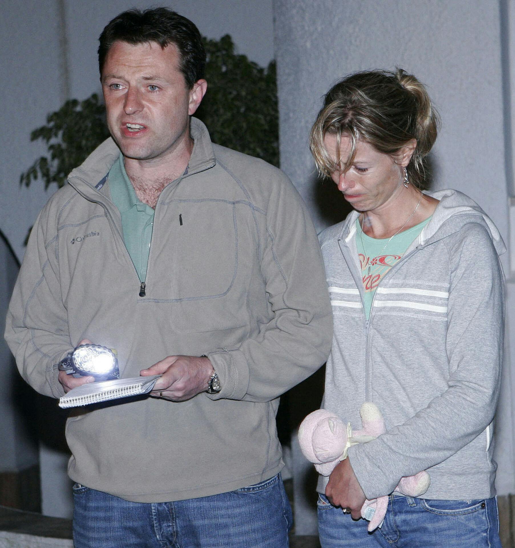 Gerald McCann og Kate McCann fotograferet dagen efter deres datter forsvandt i maj 2007.
