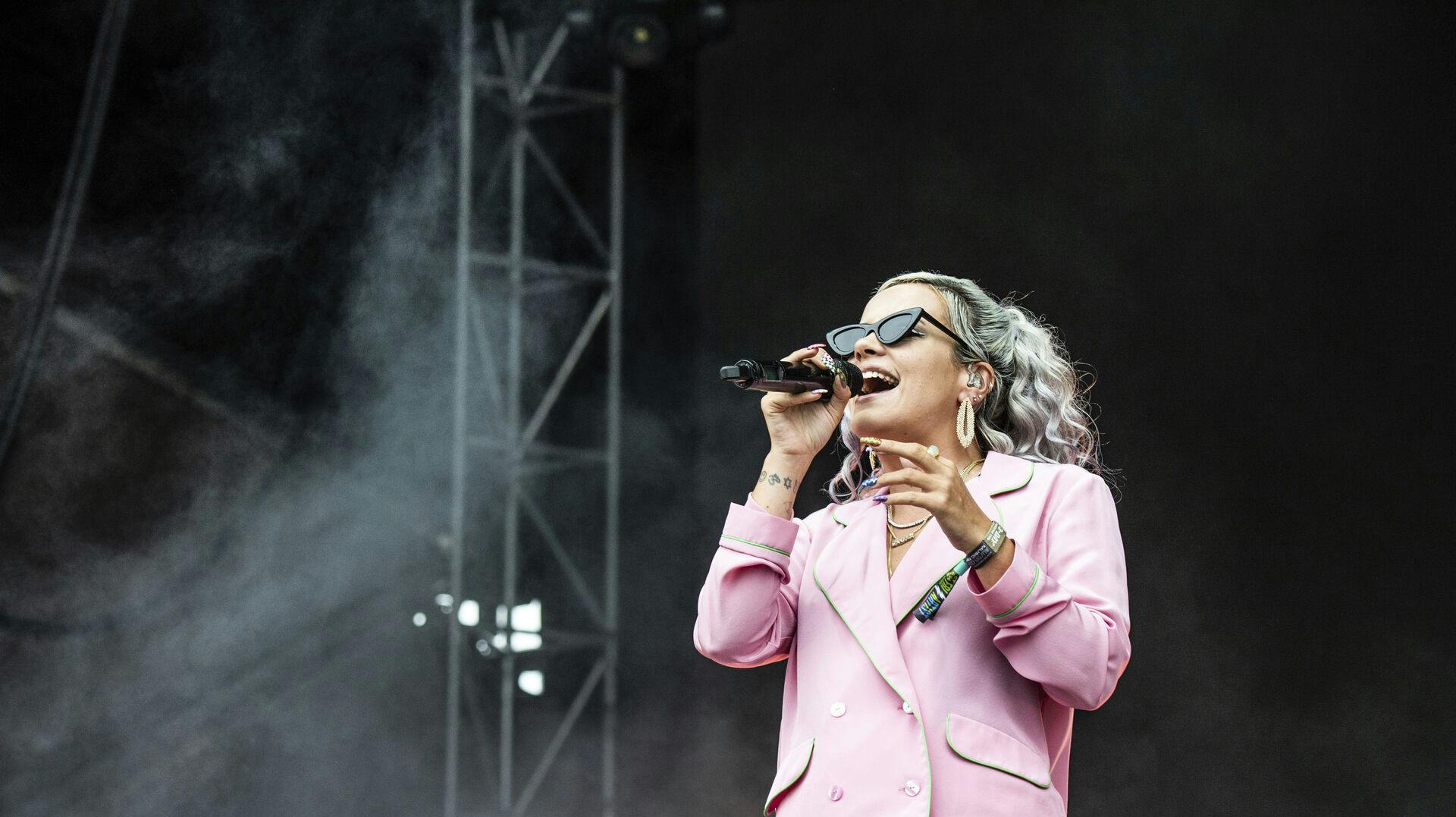 Lily Allen ville også være med i klubben. Derfor delte hun et billede, hvor hun kun er iført trusser. 