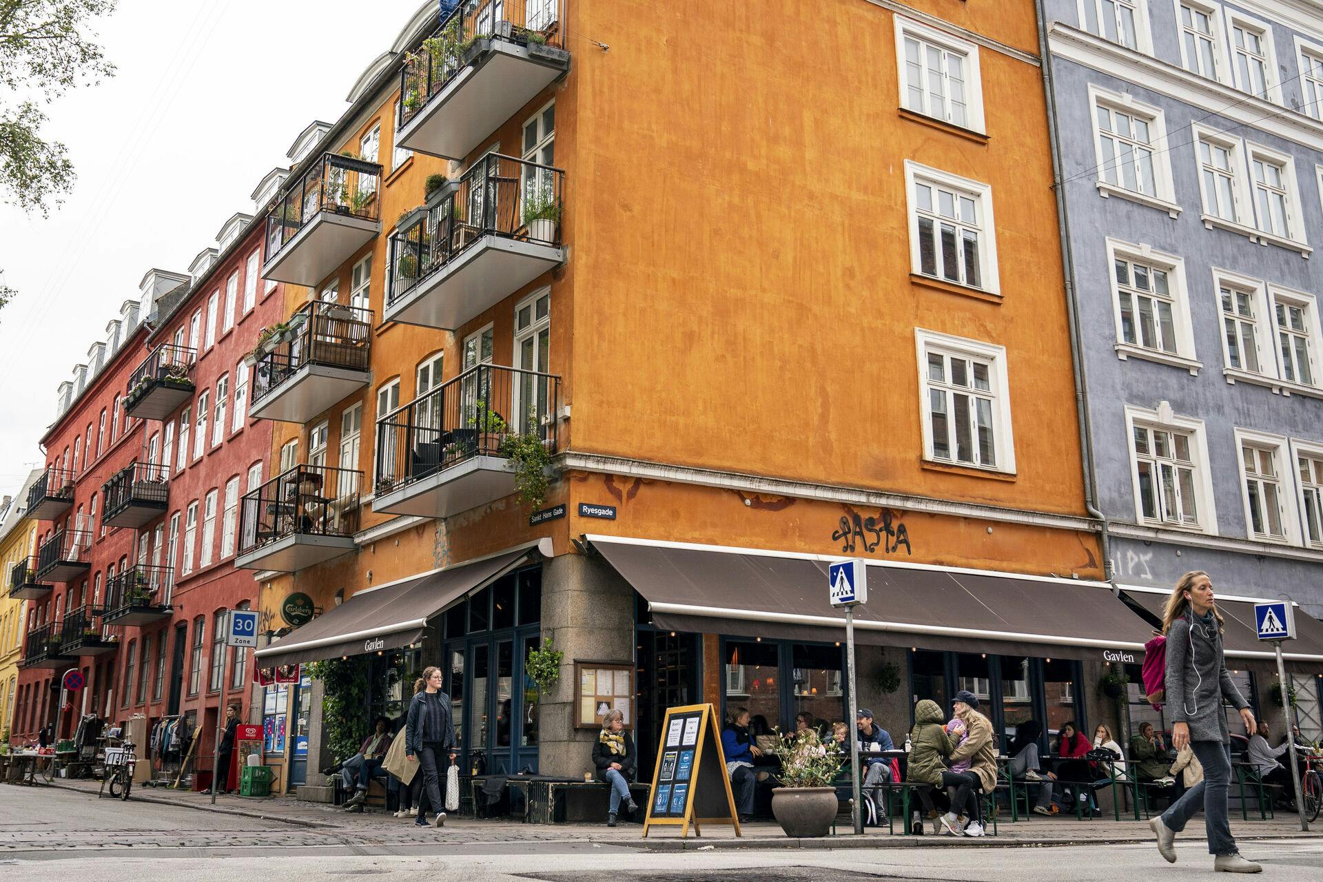 En stor del af Københavnske caféer og barer står for skud, hvis et forslag i Teknik- og Miljøudvalget i Københavns Kommune bliver til virkelighed.