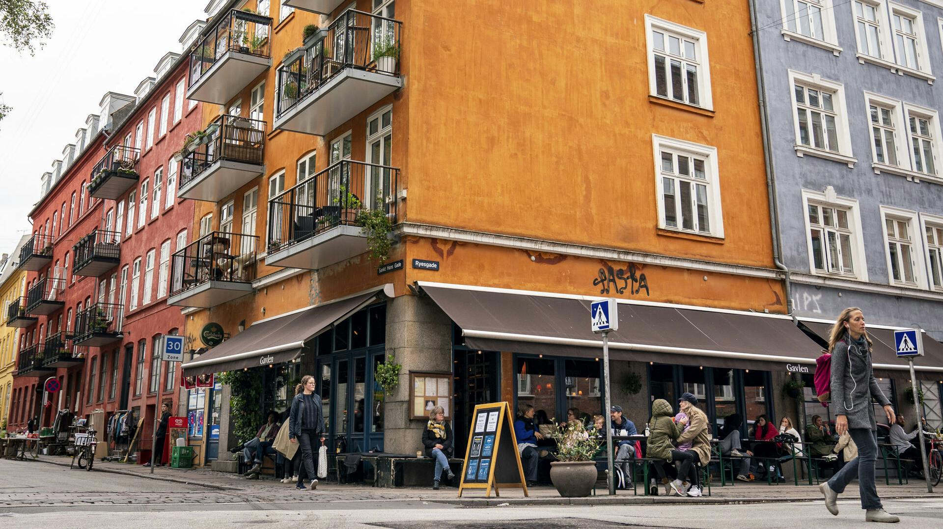 En stor del af Københavnske caféer og barer står for skud, hvis et forslag i Teknik- og Miljøudvalget i Københavns Kommune bliver til virkelighed.