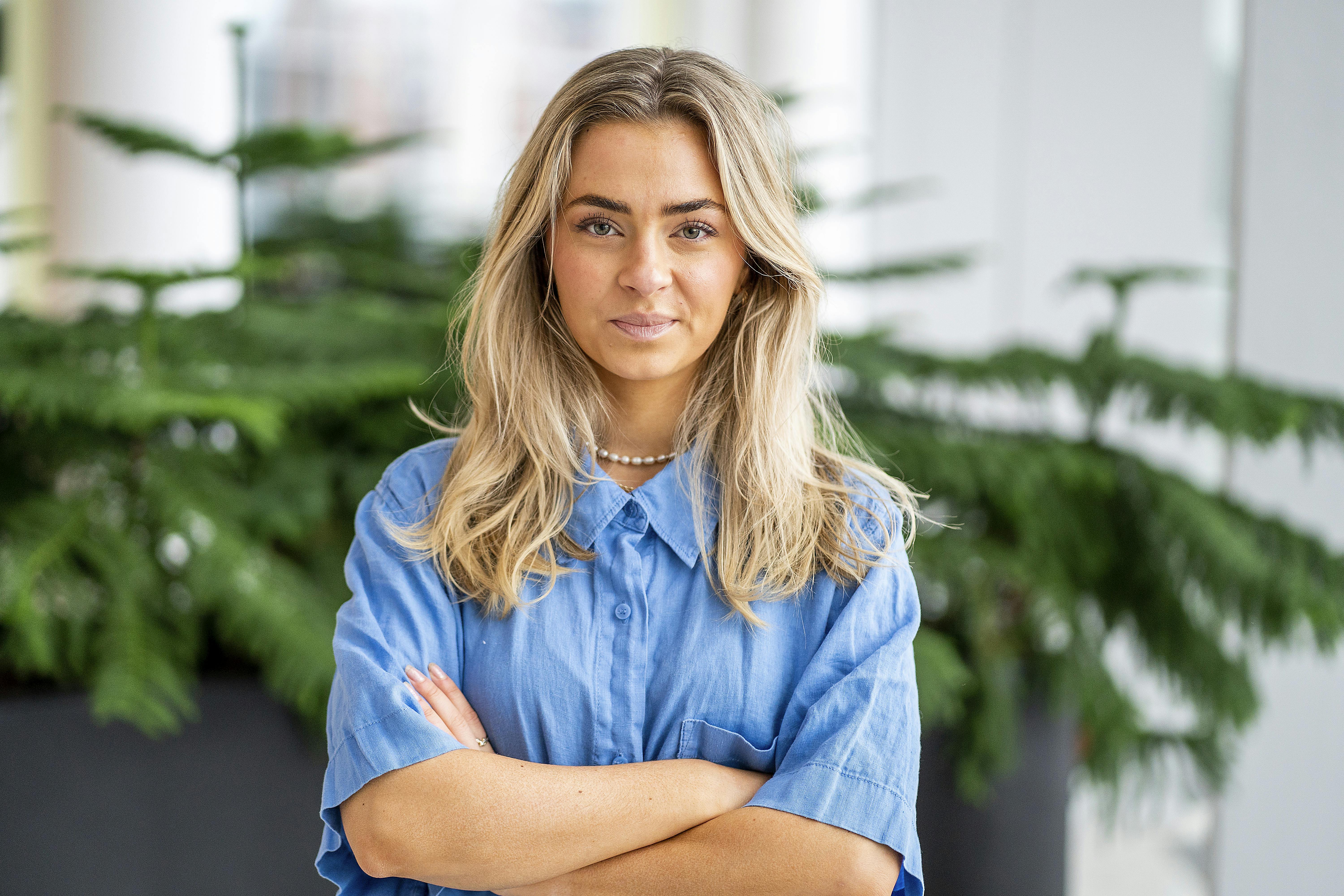 Sina Stirnimann har efter "FBOY Island" stadig aldrig haft en kæreste. - Lige nu har jeg svært ved at kigge en fyr i øjnene. Jeg tror ikke på mænd lige nu, jeg kan knap nok have en samtale. Jeg skal lige koncentrere mig om at have mit eget liv tilbage, fortæller hun.