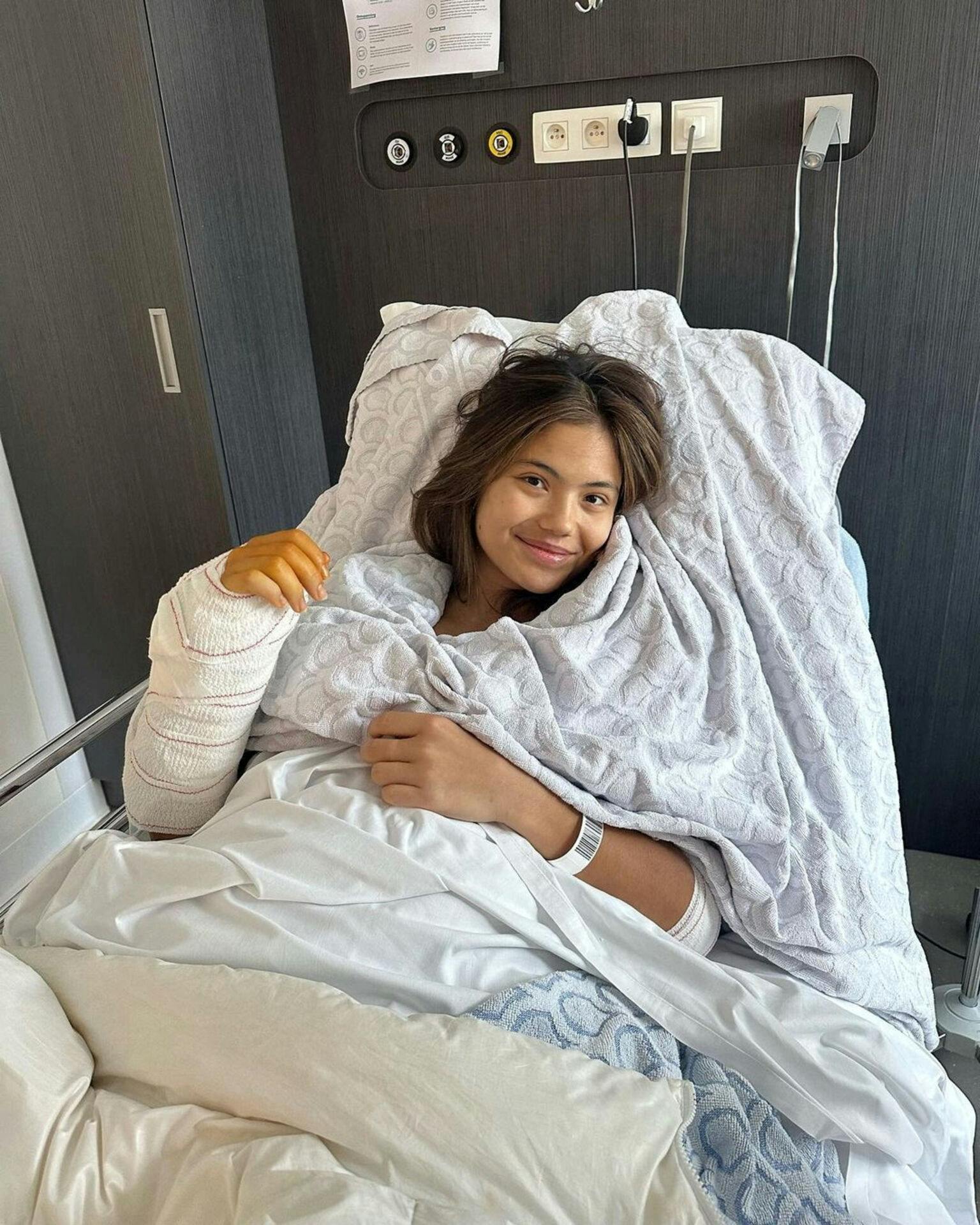 Emma Raducanu lagde selv dette billede ud på sine sociale medier efter indgrebet. 