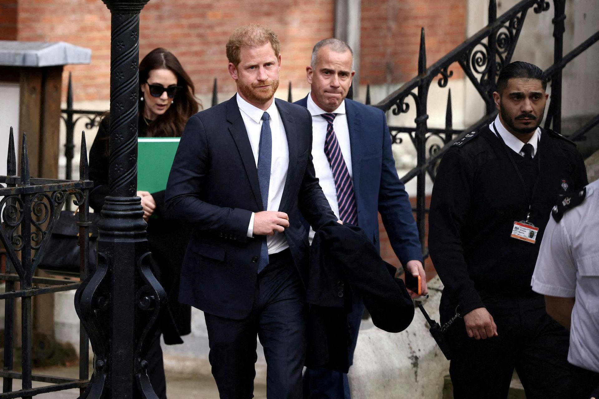 Prins Harry er vant til at blive passet på af bevæbnede "overfrakker", når han og familien bevæger sig rundt i det offentlige rum.
