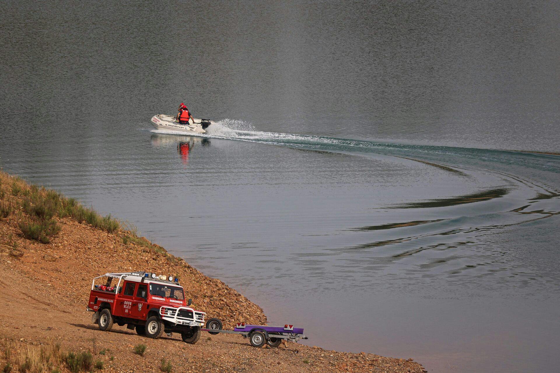 Dykkere finkæmmer en sø i jagten på forsvundne Maddie. 