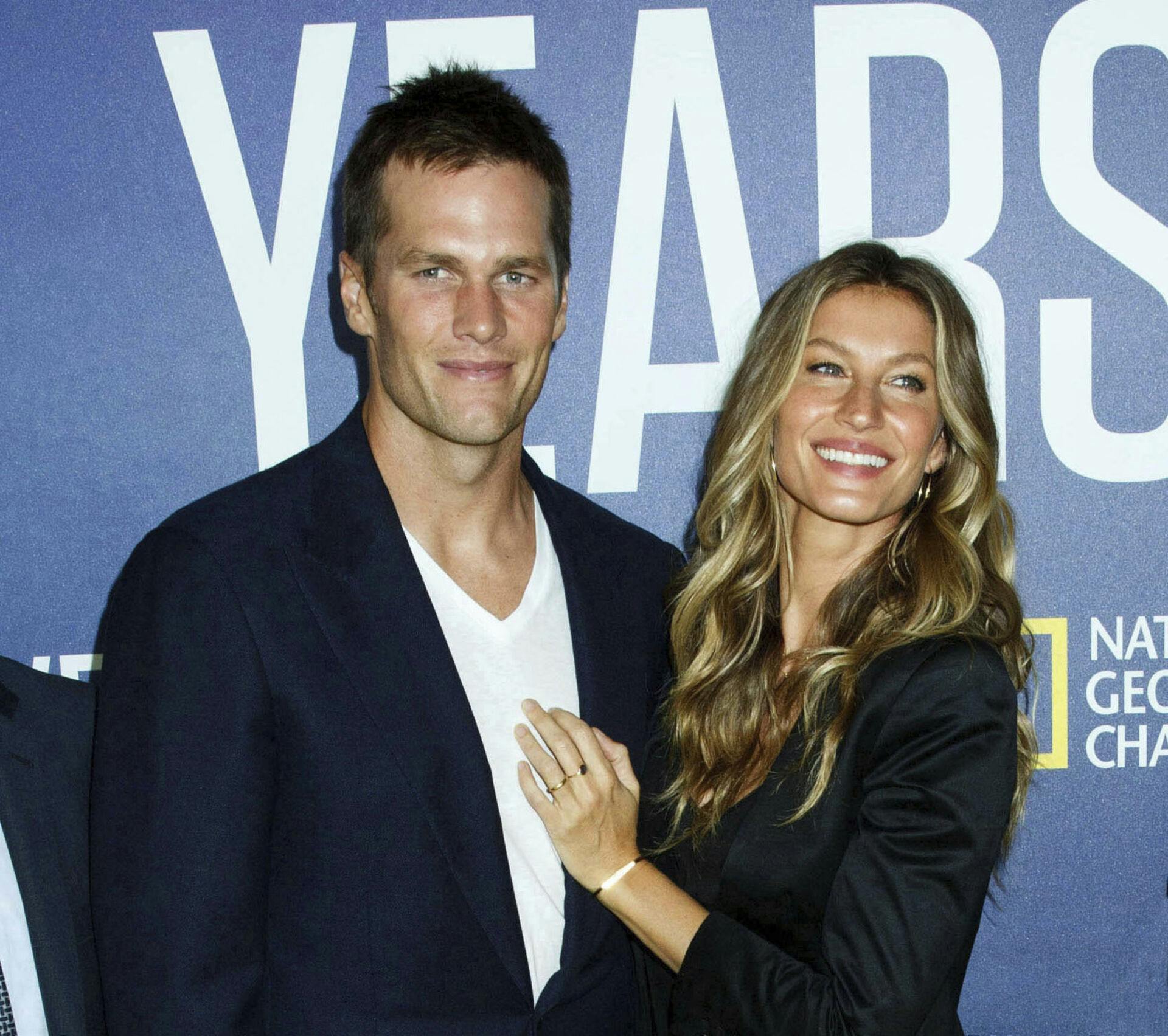 Tom Brady og Gisele Bündchen blev skilt sidste år. Gisele Bündchen skulle blandt andet være træt af at Tom Brady brugte for meget tid på at spille football i stedet for at være sammen med familien.