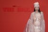 Den amerikanske model Julia Fox vækker opsigt på den røde løber til "The Idol" til dette års Cannes Film Festival.&nbsp;
