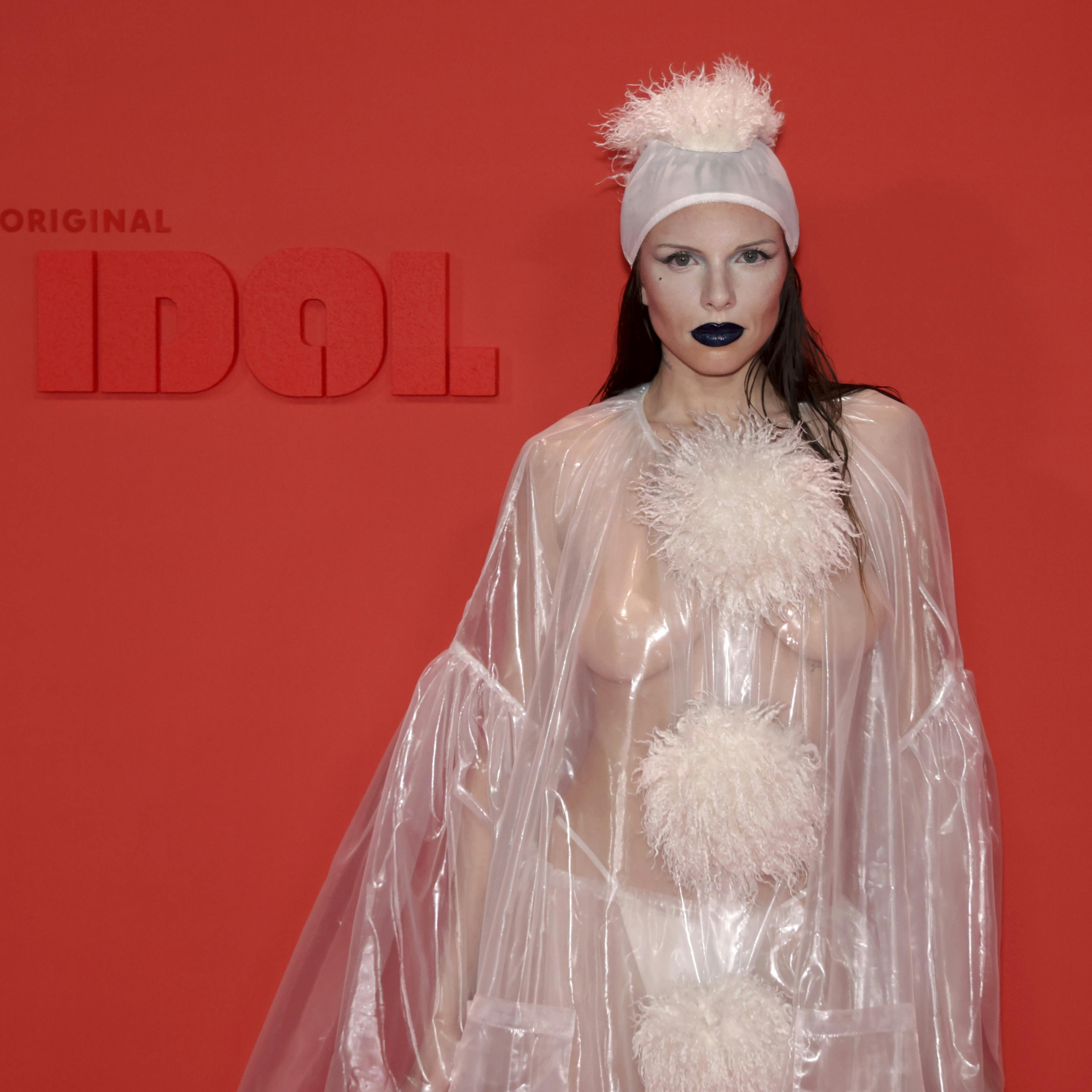 Den amerikanske model Julia Fox vækker opsigt på den røde løber til "The Idol" til dette års Cannes Film Festival. 