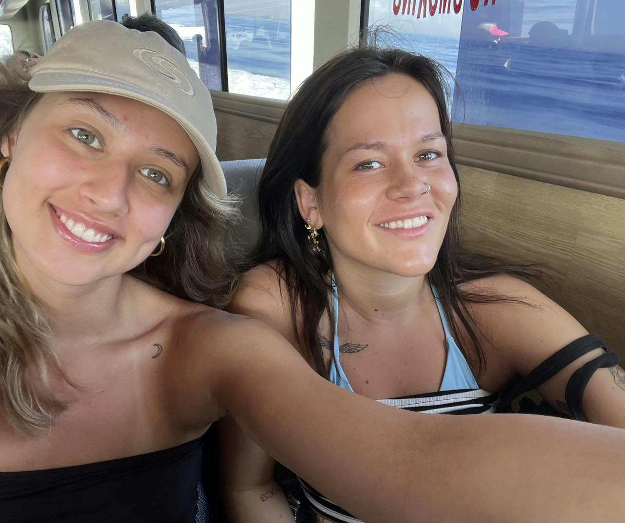 Josefine (tv.) og Klara har planlagt 16 dage på Bali. På den sjette dag fik de sig noget af en oplevelse.&nbsp;
