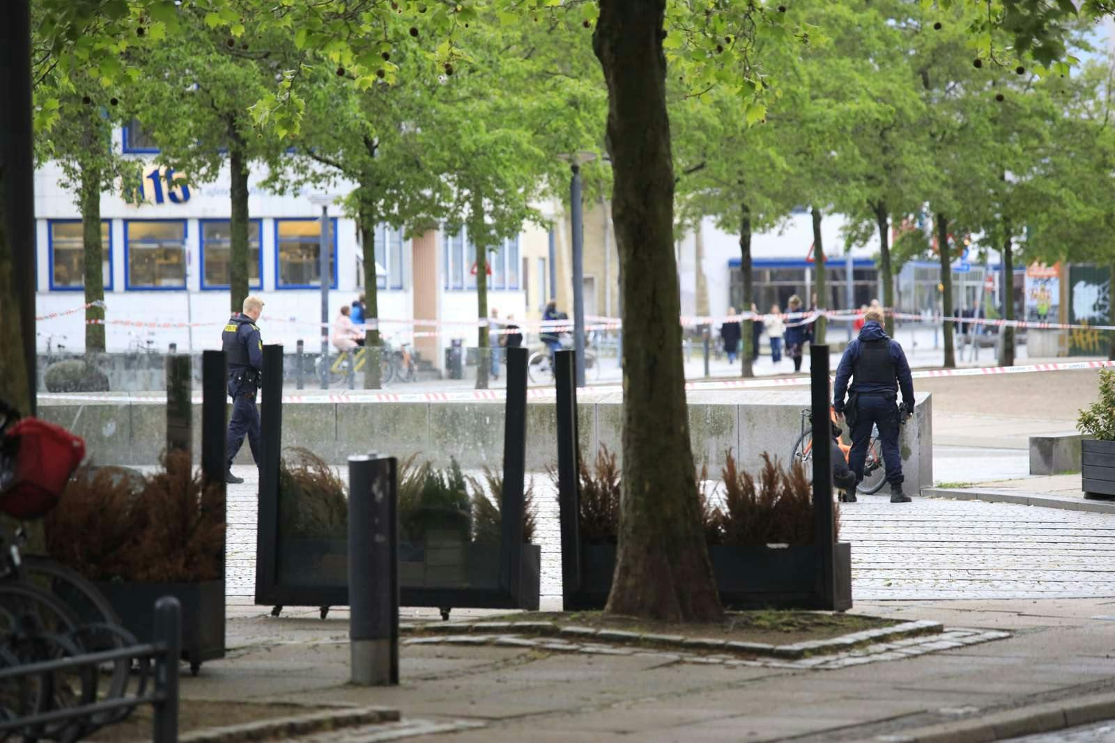 Et større område er i øjeblikket afspærret ved Halmrtorvet i København. 