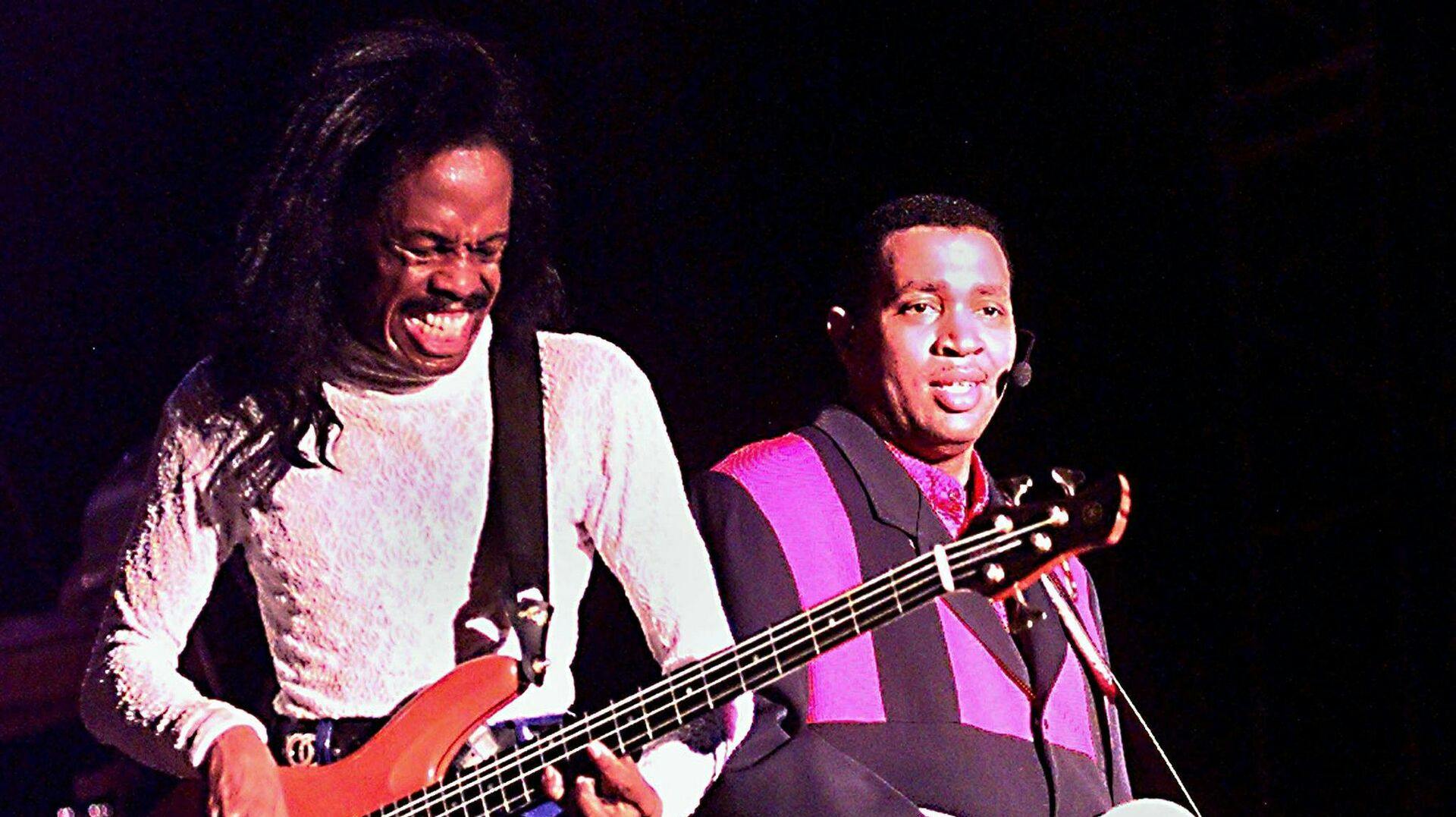 Earth, Wind & Fire-guitaristen Sheldon Reynolds (th.) er gået bort. Han blev 63 år. 