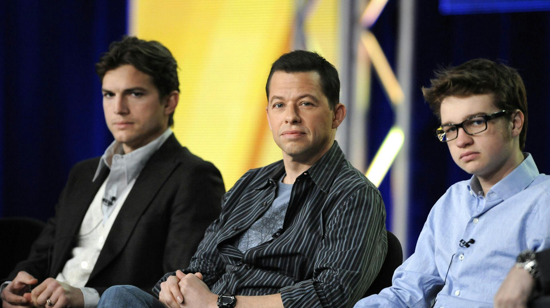 Ashton Kutcher (tv.), Jon Cryer og Angus T. Jones (th.).