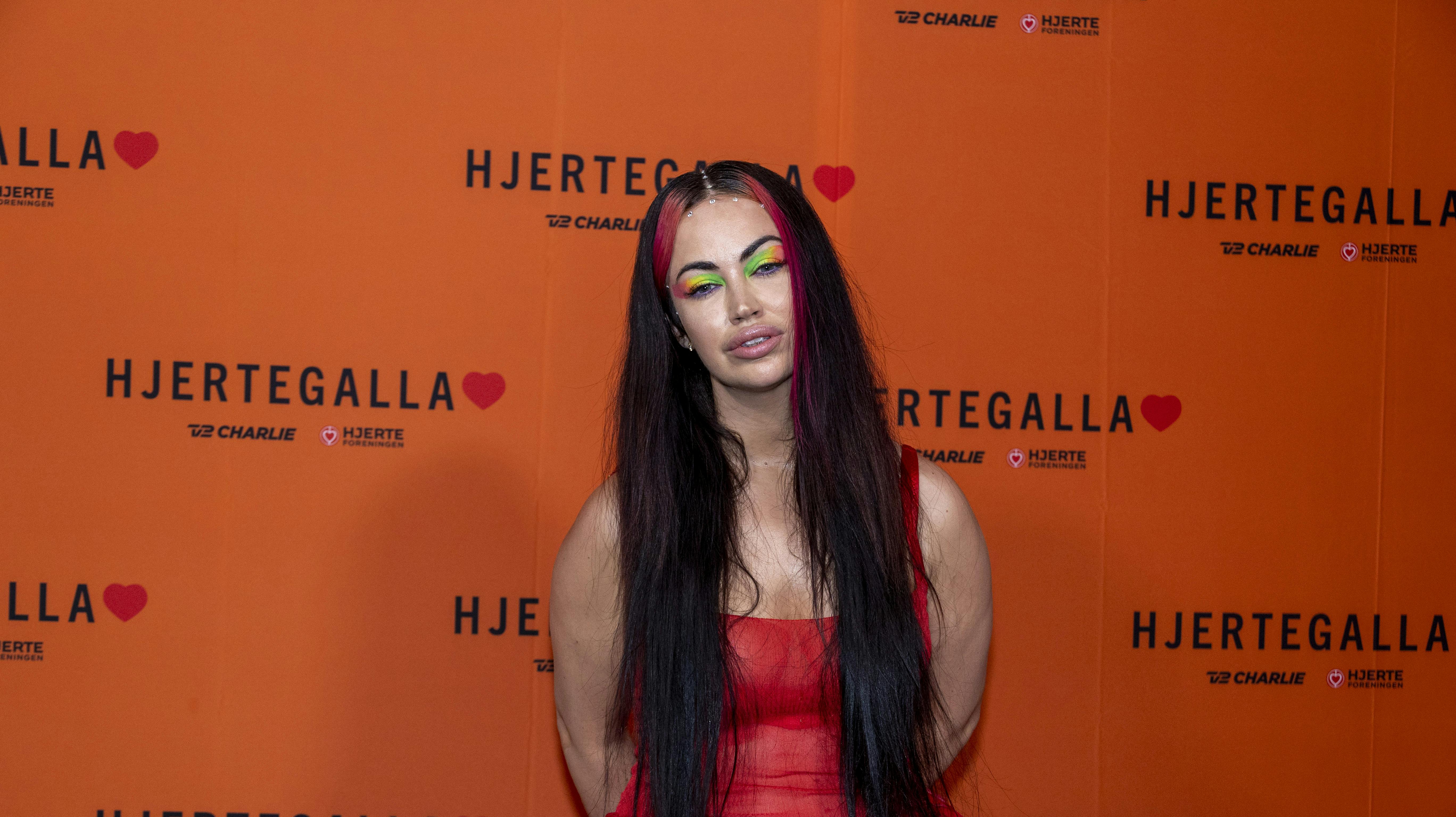 Aura Dione poserer med en noget stor babybule på sit seneste opslag. 