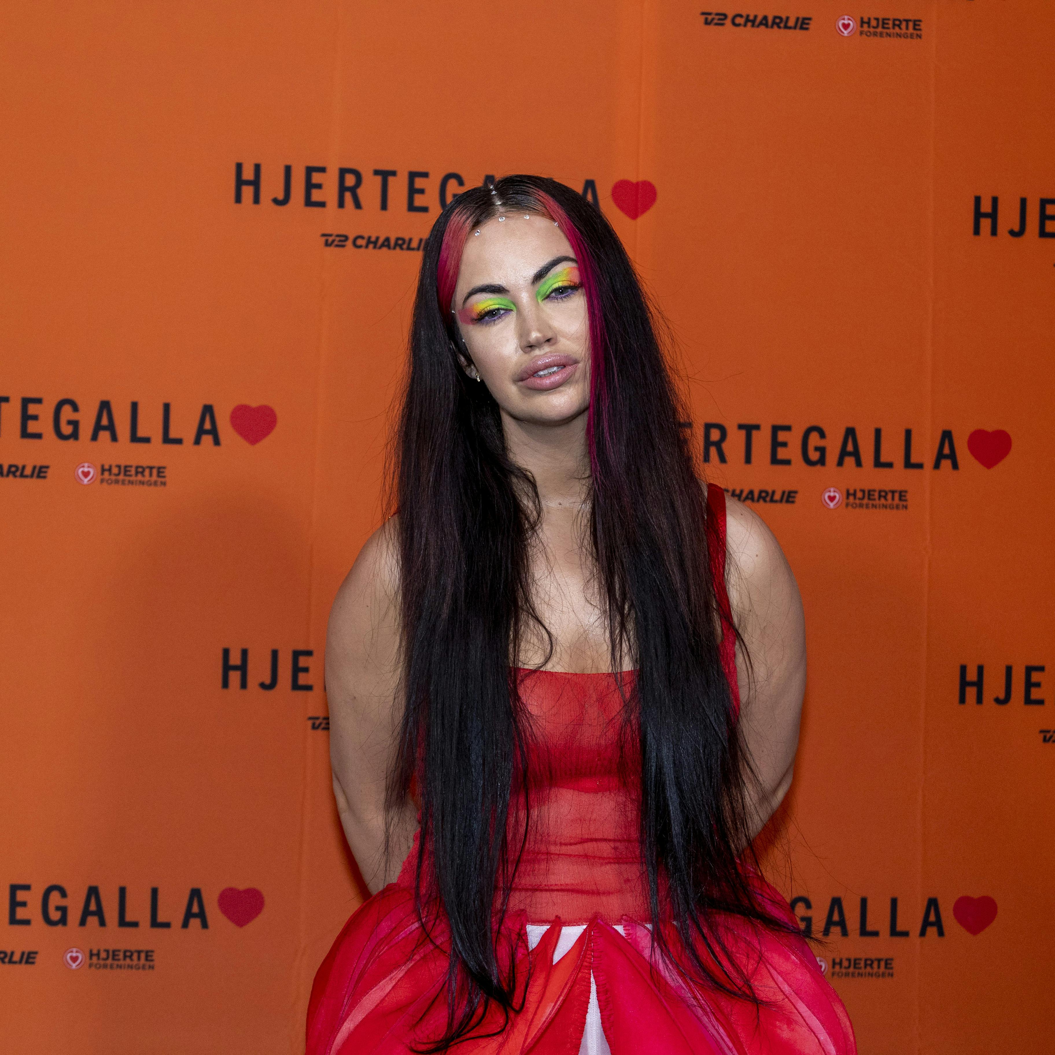 Aura Dione poserer med en noget stor babybule på sit seneste opslag. 