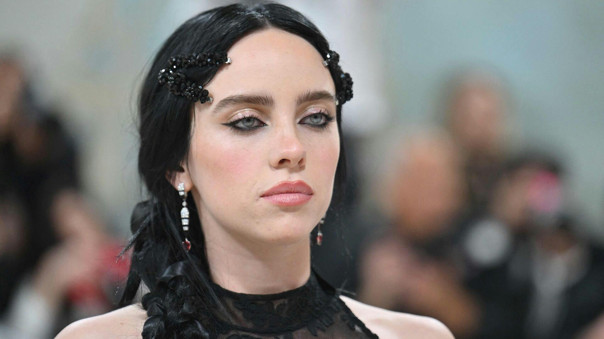 Billie Eilish dukkede solo op til årets Met Gala i New York.