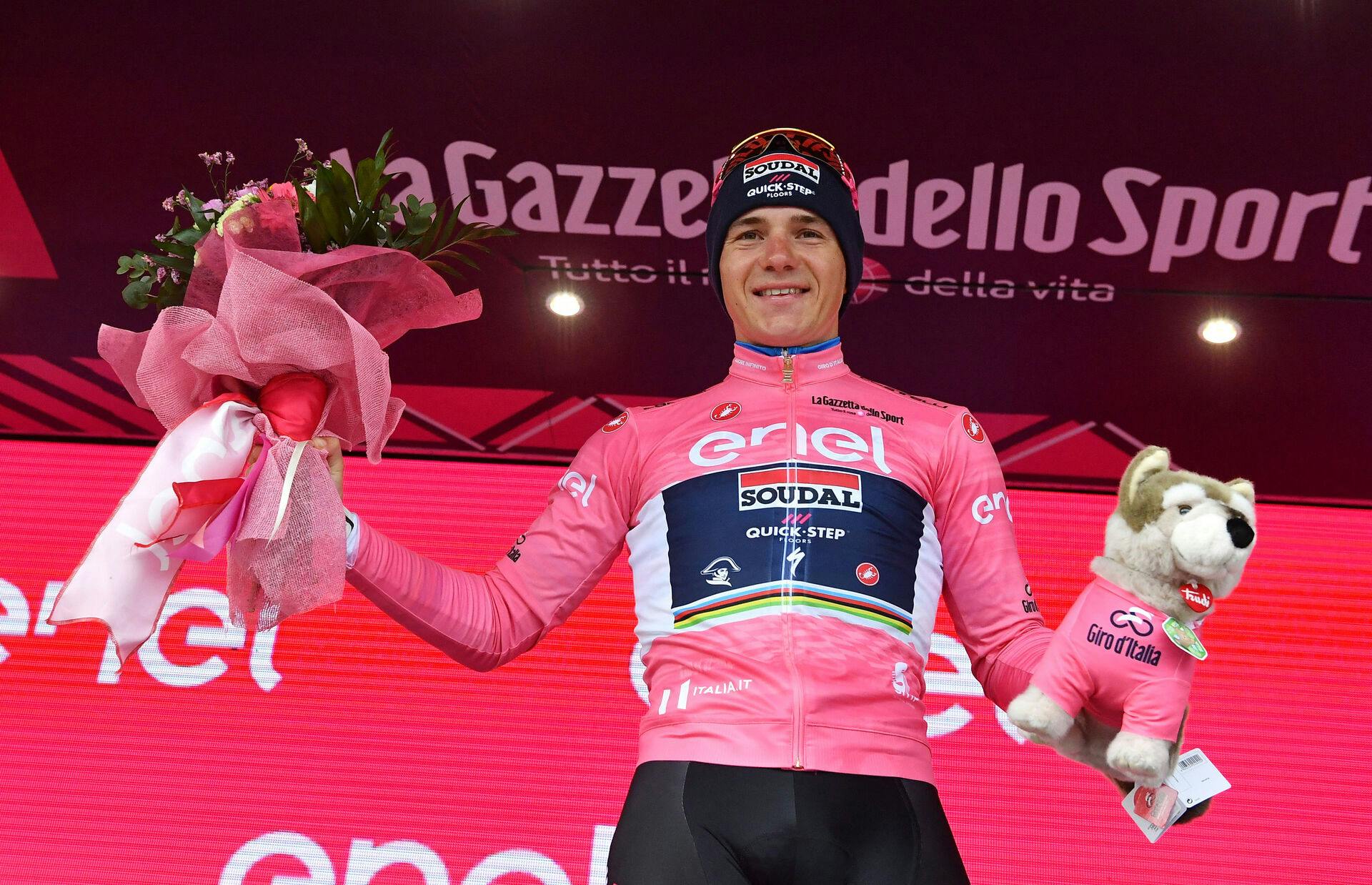 Inden Remco Evenepoel måtte trække sig fra Giro d'Italia, nåede den belgiske stjerne at iføre sig den lyserøde førertrøje.