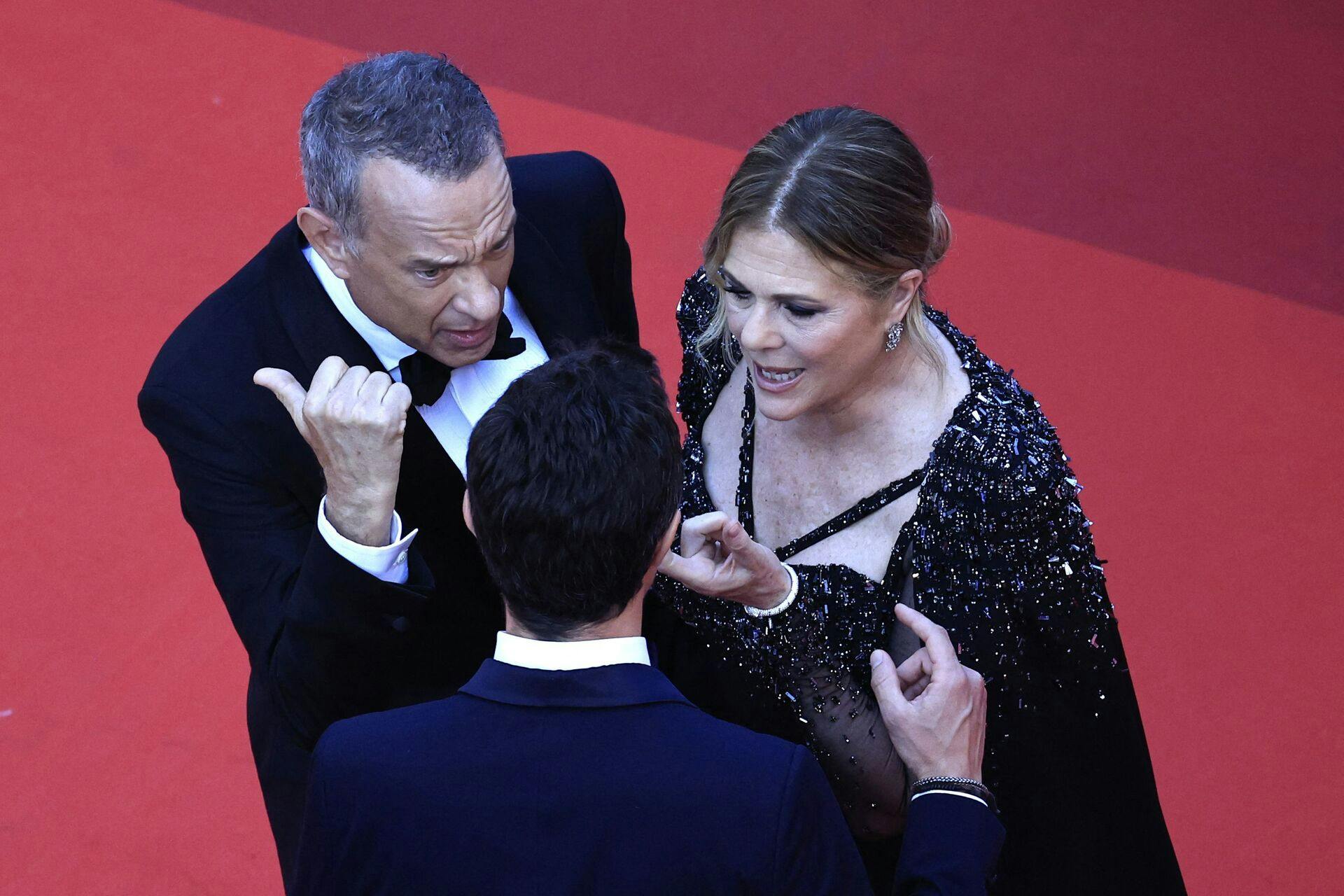 Tom Hanks og Rita Wilson så ud til at diskutere med en Cannes-ansat. Det var altså ikke tilfældet.