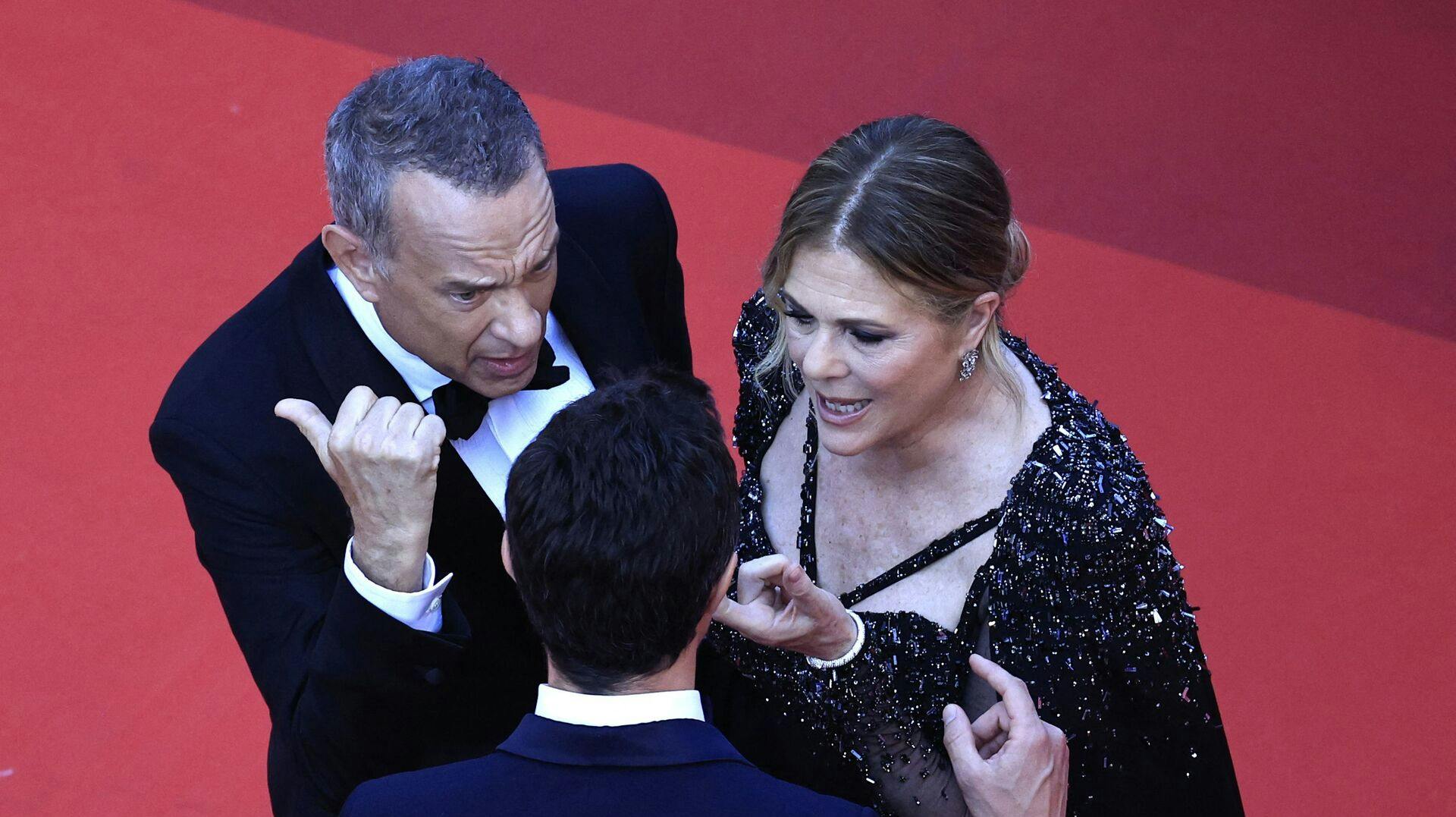 Tom Hanks og Rita Wilson så ud til at diskutere med en Cannes-ansat. Det var altså ikke tilfældet.