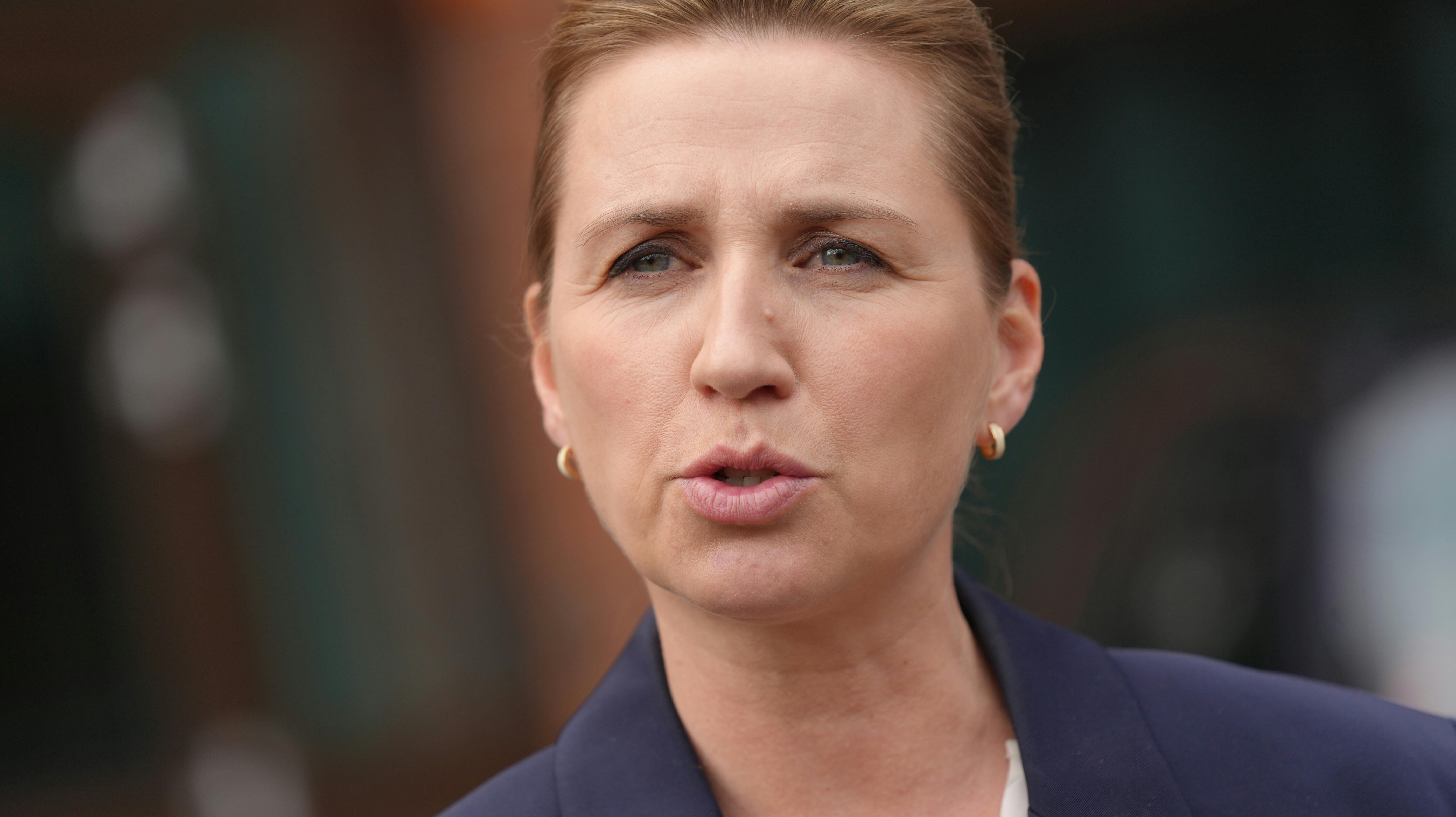Mette Frederiksen afviser, at hun går efter særlige poster. 