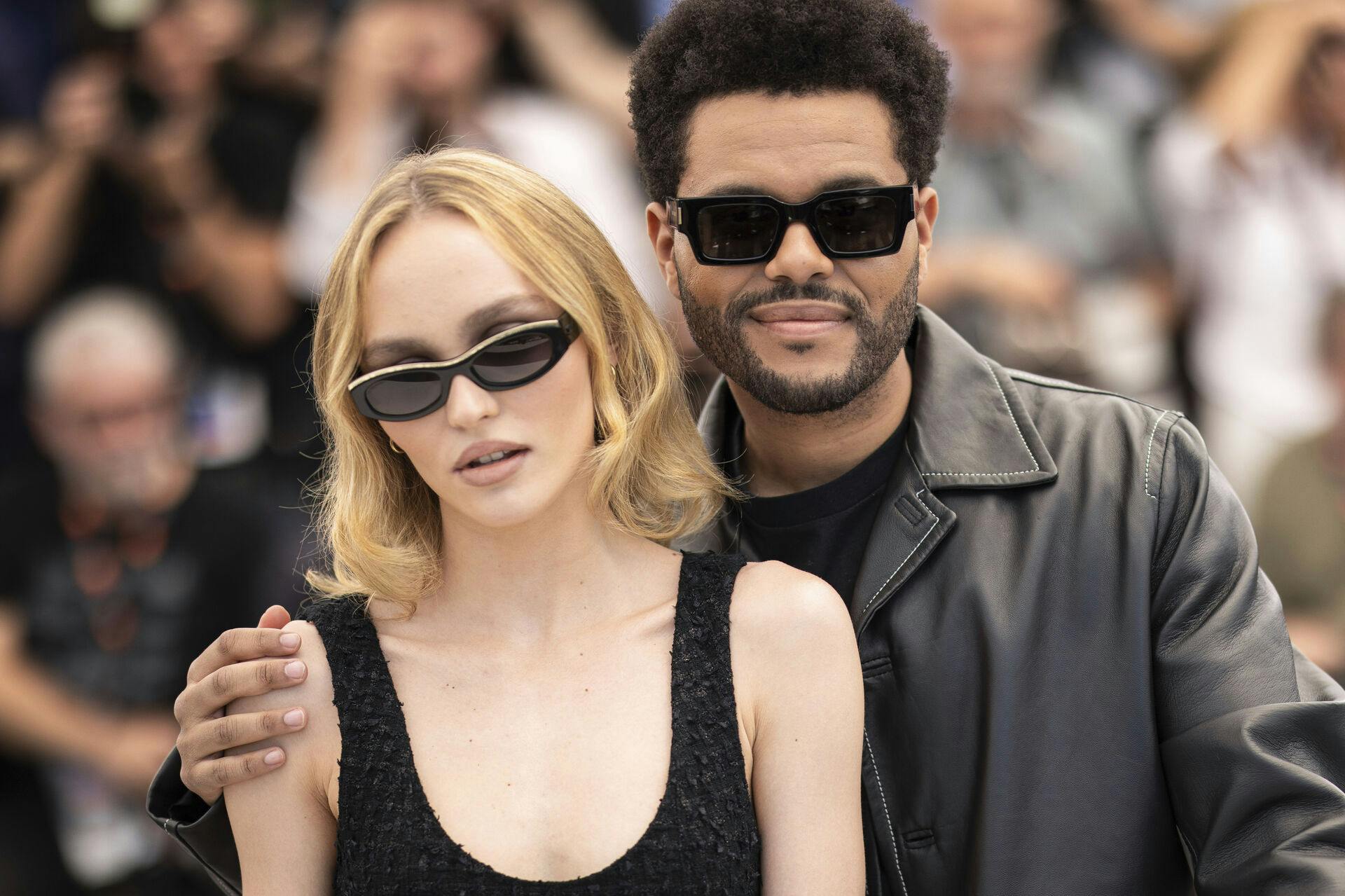 Abel Tesfaye a.k.a. the Weeknd og Lily-Rose Depp på den røde løber til årets Cannes Filmfestival.
