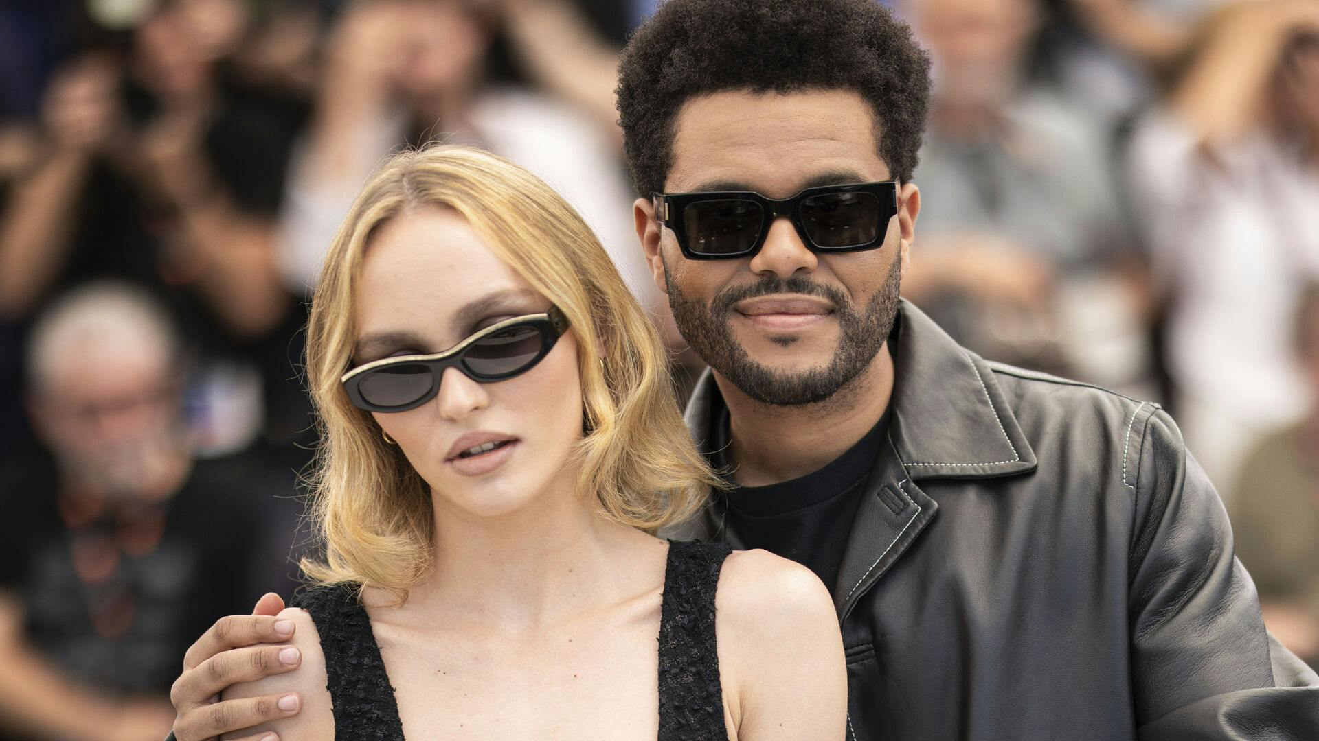 Abel Tesfaye a.k.a. the Weeknd og Lily-Rose Depp på den røde løber til årets Cannes Filmfestival.
