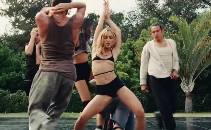 Lily-Rose Depp viser masser af hud i den nye serie.