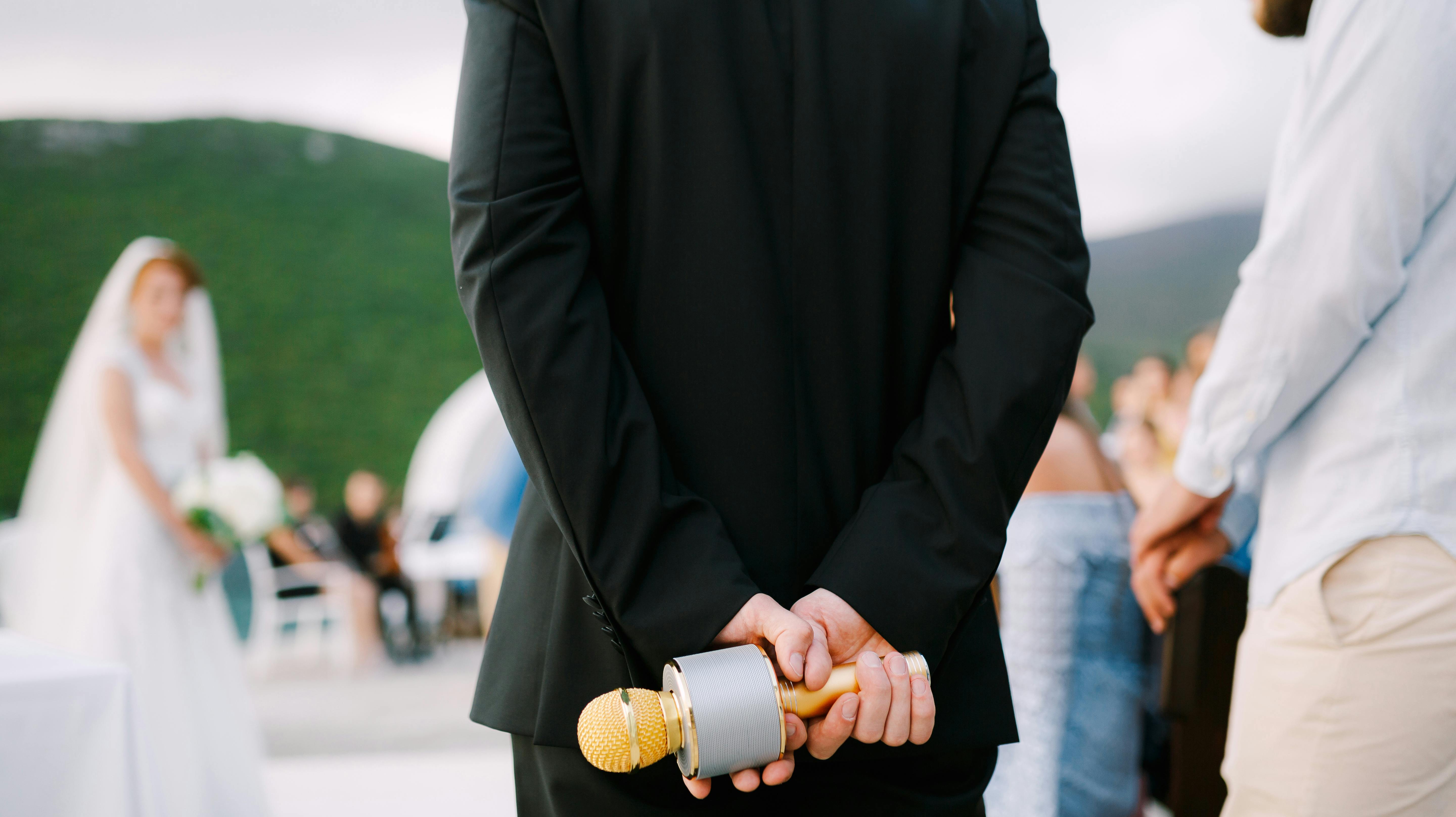 En gom tog hævn under sin tale til sin brud.