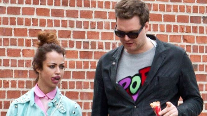 Den mediesky sommerhussælger Janus Friis var i en periode kæreste med Aura Dione.