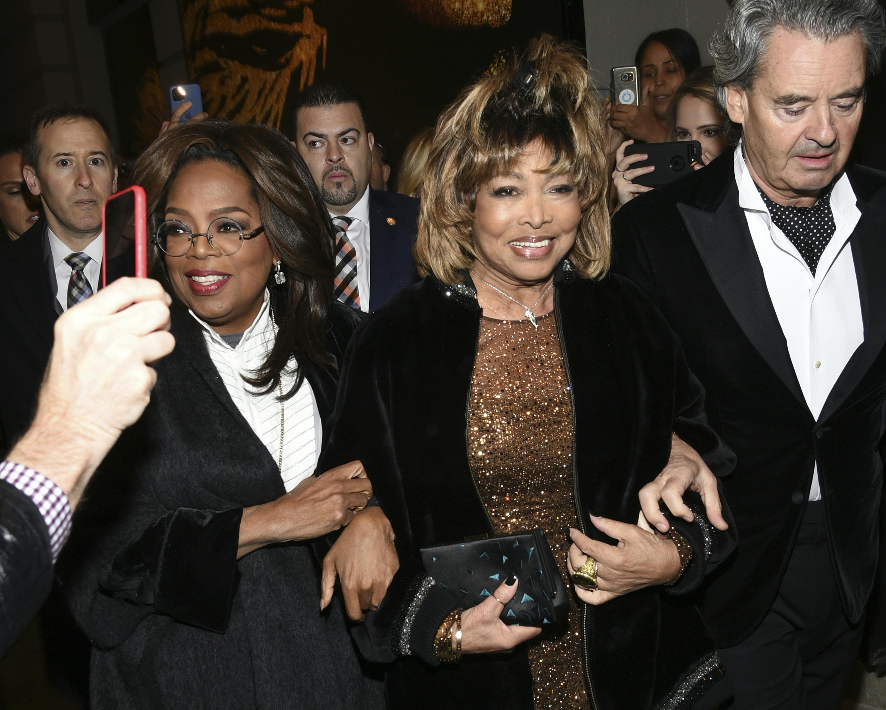Flankeret af Oprah Winfrey og gemalen Erwin Bach er Tina Turner her på vej til premieren på&nbsp;"Tina – The Tina Turner Musical" på&nbsp;Lunt-Fontanne Theatre i New York City i november 2019.&nbsp;