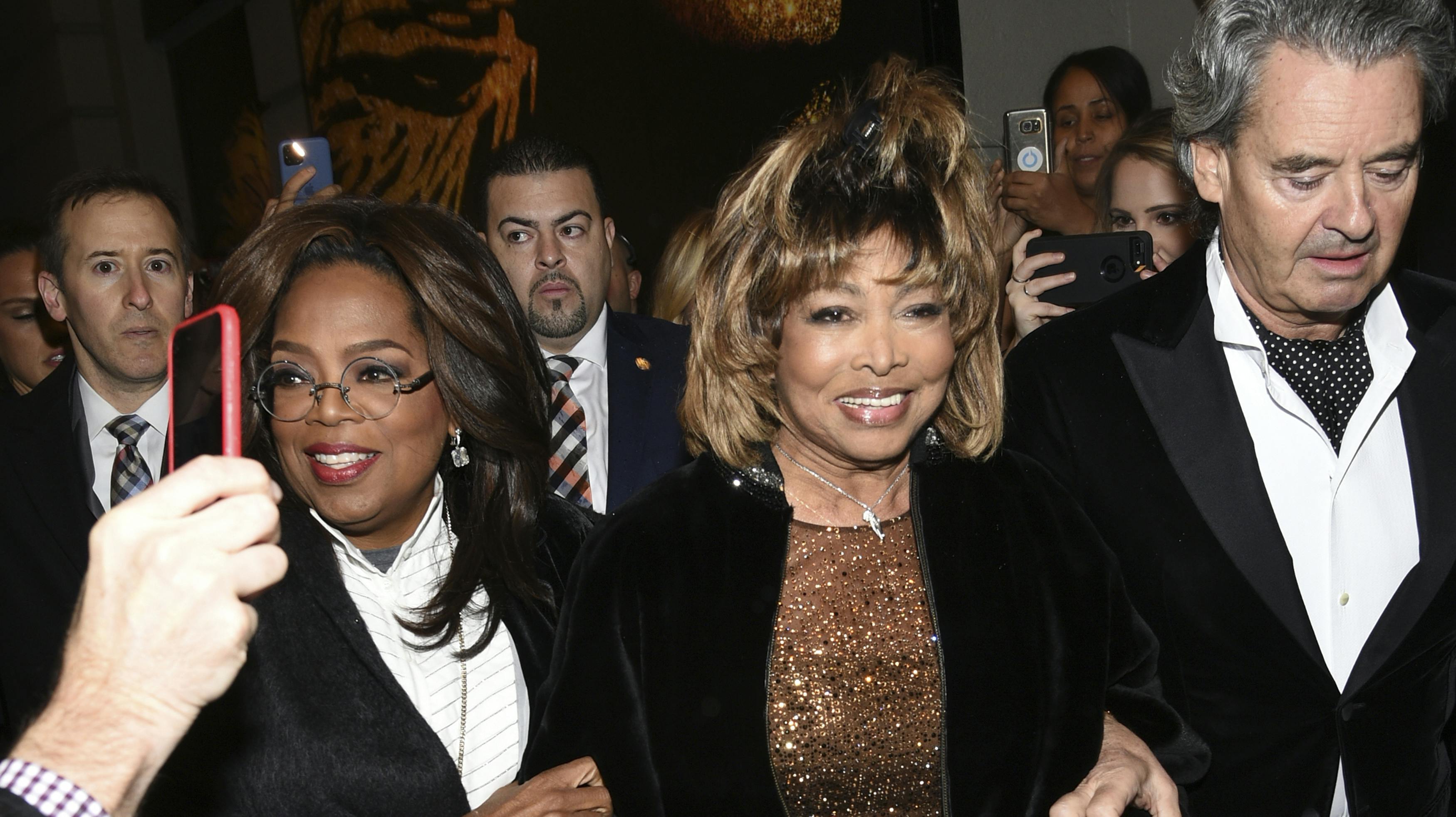 Flankeret af Oprah Winfrey og gemalen Erwin Bach er Tina Turner her på vej til premieren på "Tina – The Tina Turner Musical" på Lunt-Fontanne Theatre i New York City i november 2019. 