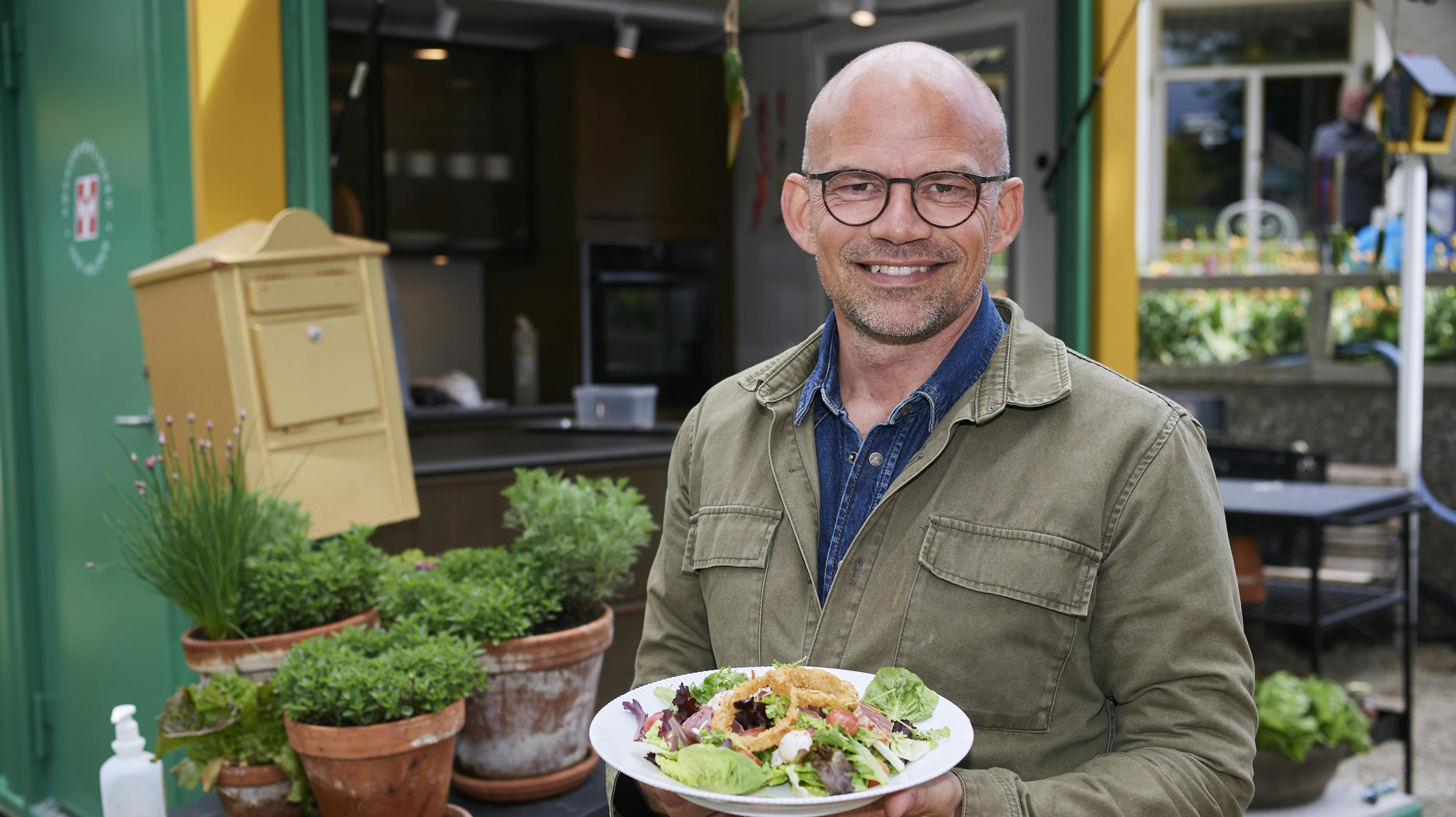 Tv-kokken måtte i weekenden optræde med hånden i handske, da han ikke ville vise sin forbrændte hånd til seerne. 