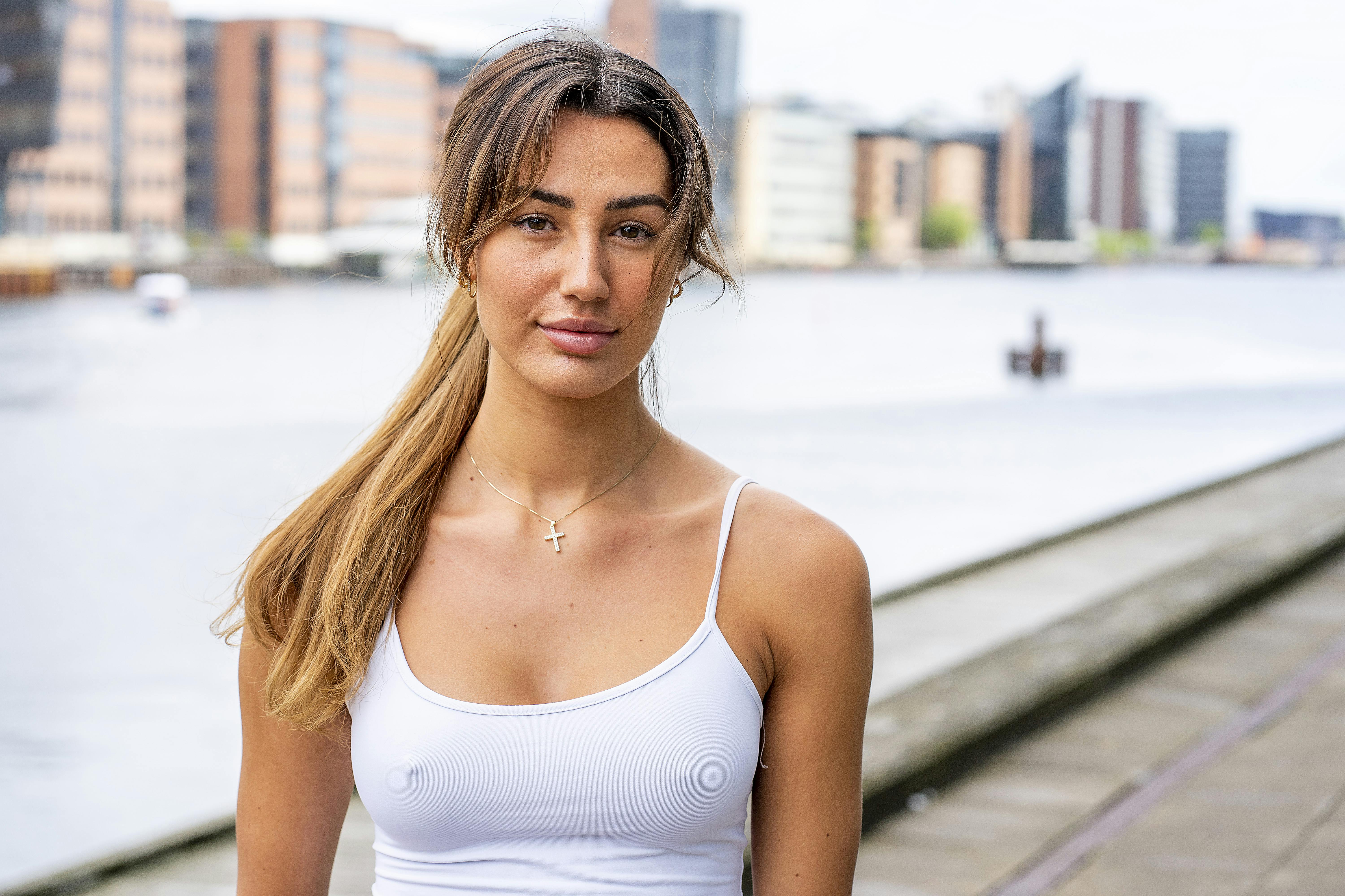 Nora Tveden Thomsen har kastet sin kærlighed på den professionelle pokerspiller Christian.