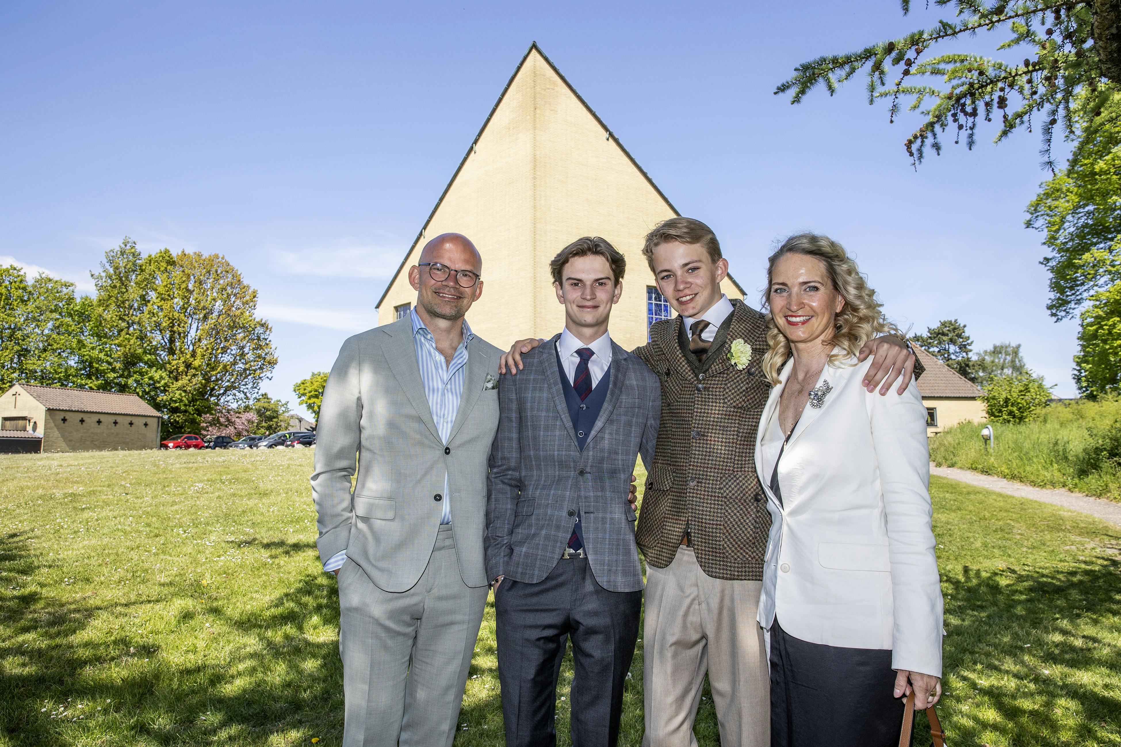 Højre hånd var pakket ind i bandage og holdt i lommen, da der blev taget billeder til sønnen Storms konfirmation i weekenden. 