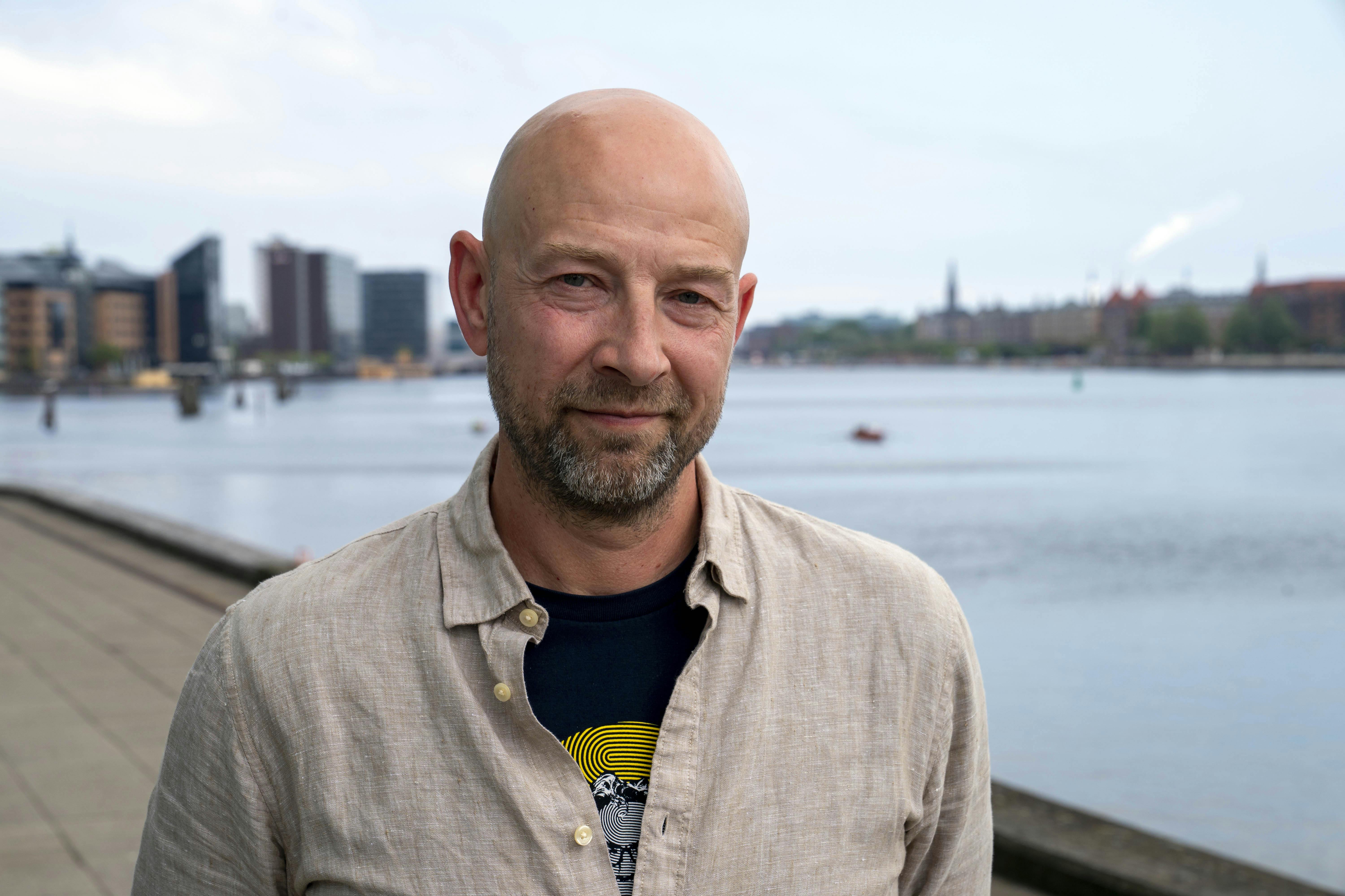 TV 2-reporteren Søren Reedtz gæster SE og HØRs sportspodcast "Af banen", hvor han blandt fortæller, hvorfor han efter 18 år hos DR valgte at rykke over til TV 2.