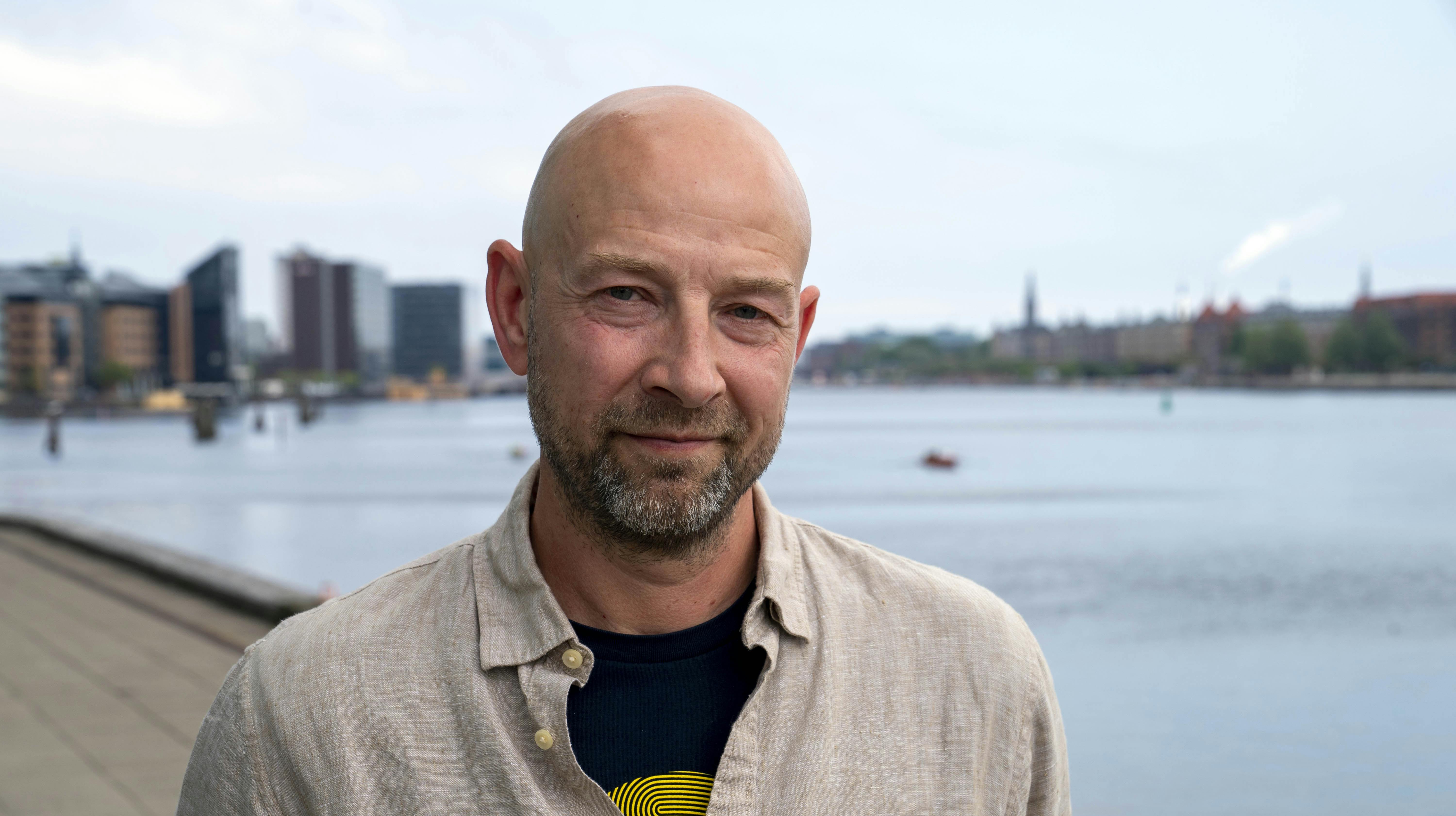 TV 2-reporteren Søren Reedtz gæster SE og HØRs sportspodcast "Af banen", hvor han blandt fortæller, hvorfor han efter 18 år hos DR valgte at rykke over til TV 2.