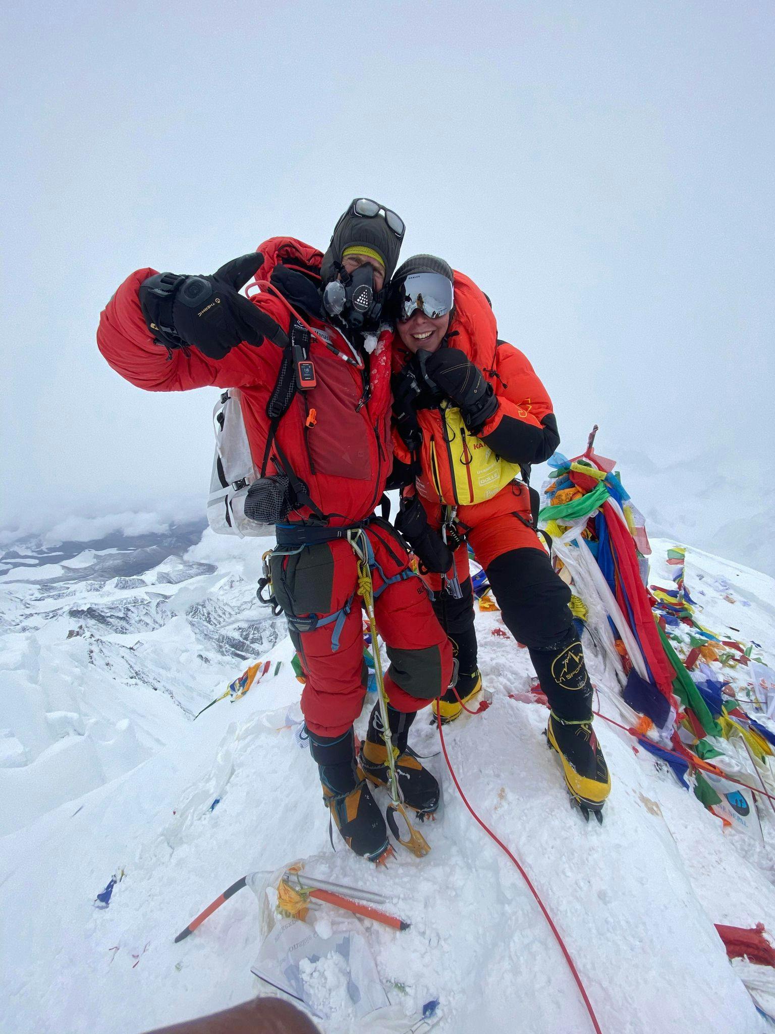 Emma Østergaard og Jakob Urth på toppen af verdens højeste bjerg, Mount Everest.