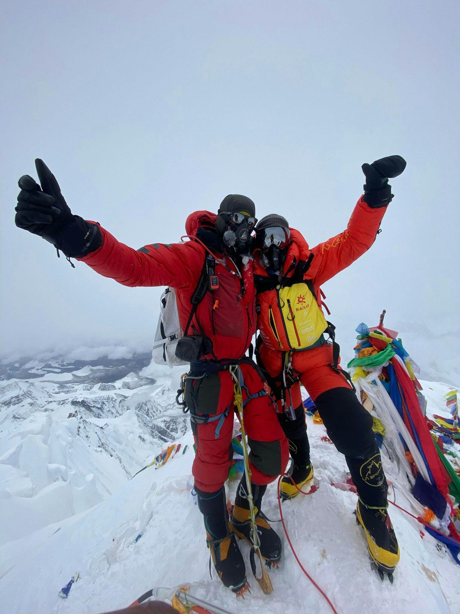 Emma Østergaard og Jakob Urth på toppen af verdens højeste bjerg, Mount Everest.
