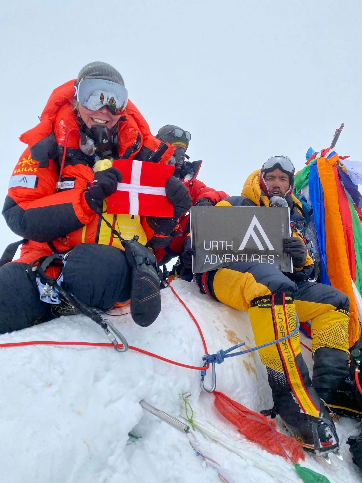 Det danske flag var naturligvis med, da Emma og hendes team nåede toppen om morgenen 23. maj dansk tid. 