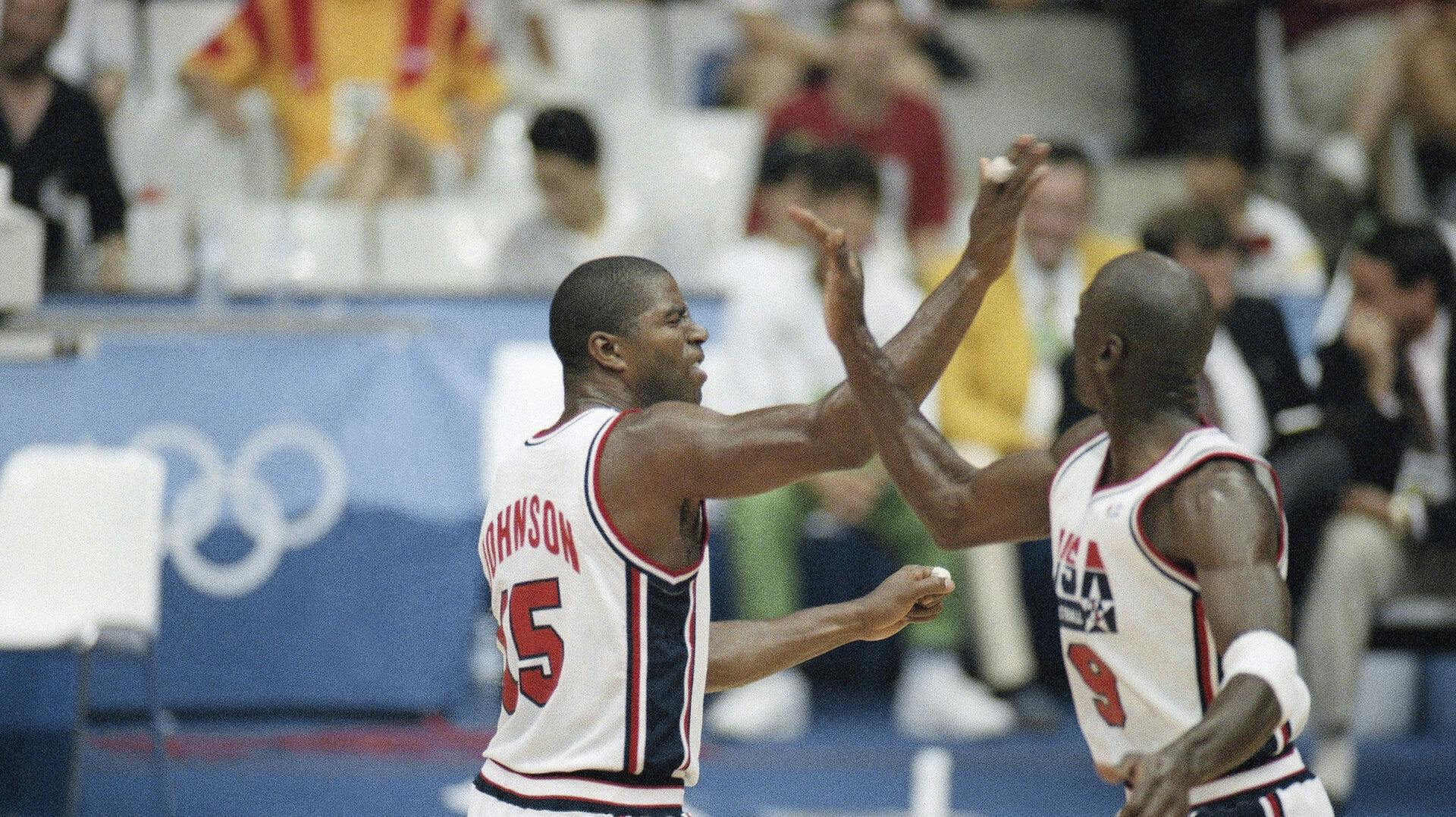 Magic Johnson og Michael Jordan (til højre) jubler i forbindelse med USA's første kamp ved OL i 1992 mod Angola. En trøje fra semifinalen mod Litauen er torsdag blevet solgt for 20 millioner kroner. 