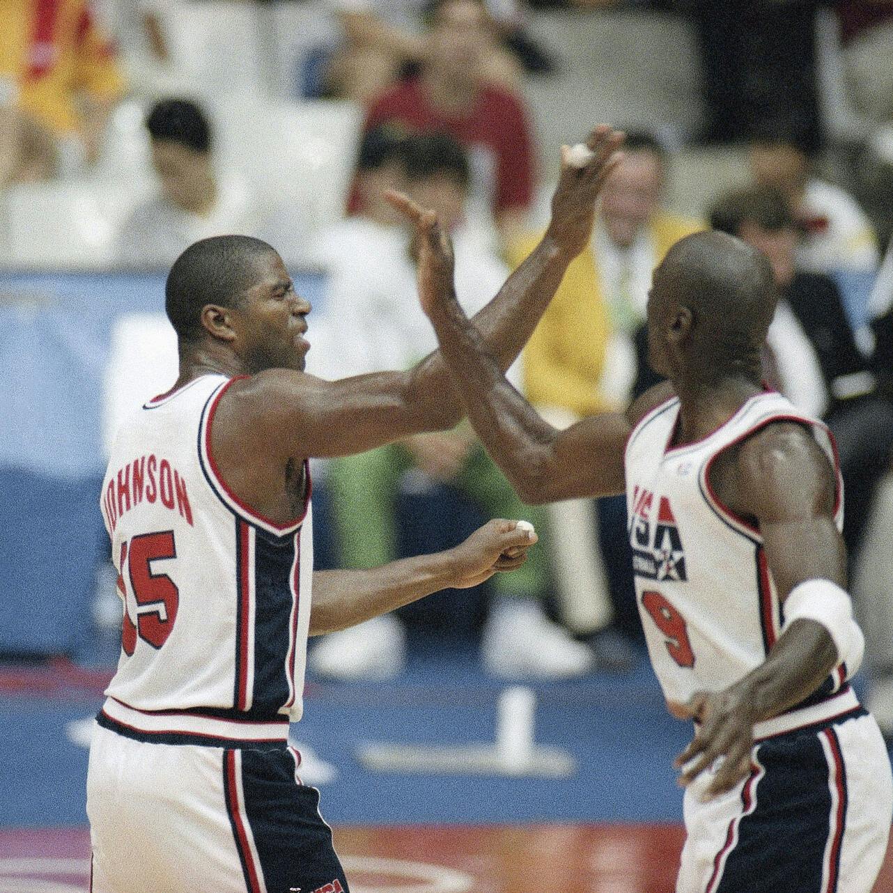 Magic Johnson og Michael Jordan (til højre) jubler i forbindelse med USA's første kamp ved OL i 1992 mod Angola. En trøje fra semifinalen mod Litauen er torsdag blevet solgt for 20 millioner kroner. 